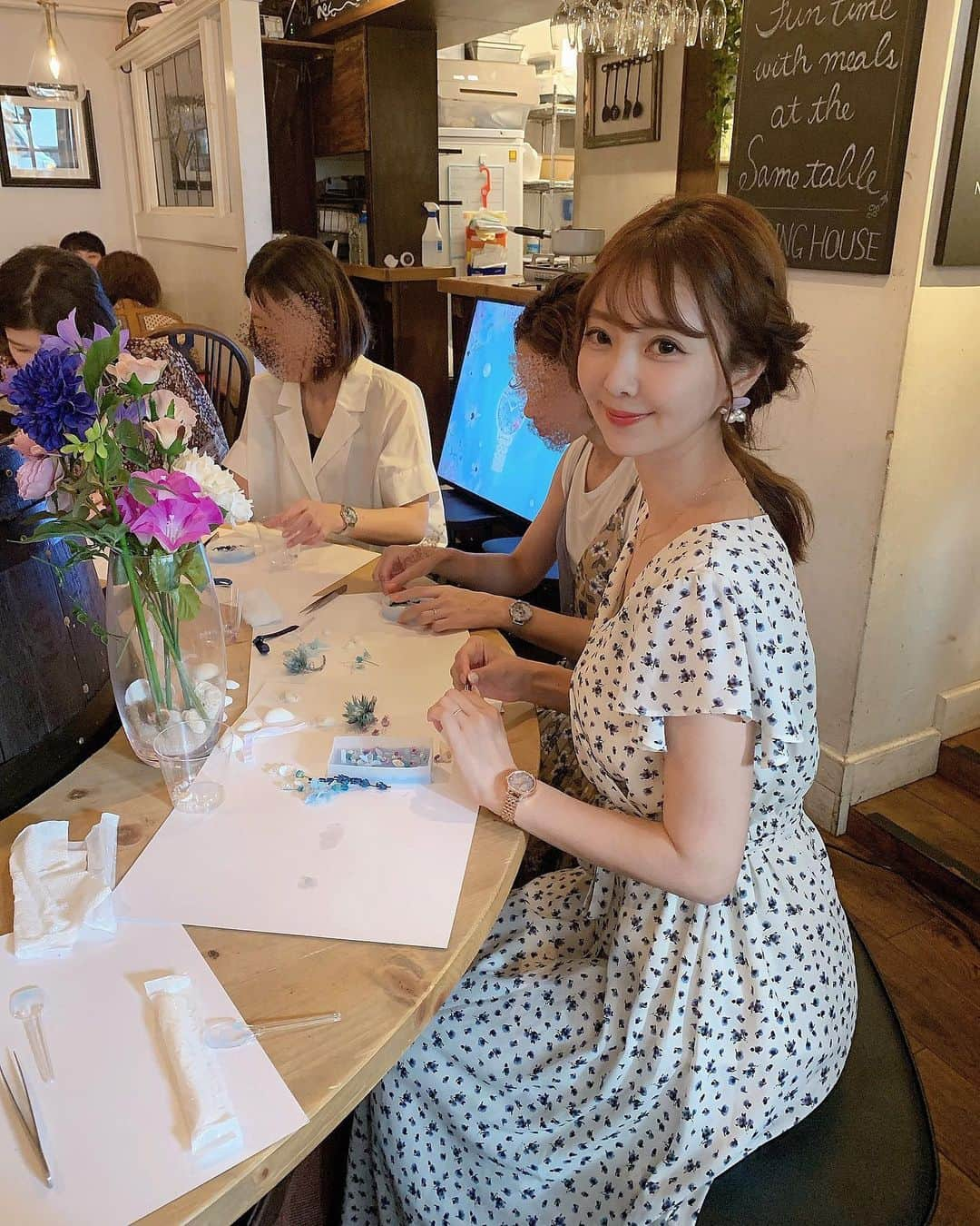 中田絵里奈さんのインスタグラム写真 - (中田絵里奈Instagram)「. オリビアバートンの夏コレクションを見てきました🐠💕 . 「under the sea collection🐚」 海をイメージしたブルーと お花いっぱいのデザインが新鮮で とっても素敵な新作たち❤︎ . この日はお花いっぱいの空間で アロマワックスサシェ作りも❤︎ とっても良い香りなのでクローゼットに早速飾ってます❤︎💐 . . 今季のコレクションは… 7/19(金)〜伊勢丹新宿、グランフロント大阪で先行発売 8/9〜取扱店舗&オンラインストアで発売予定だそうです❤︎ . . #oliviaburton_ambassador #oliviaburton #オリビアバートン #hmswatchstore @hms_watchstore」7月25日 22時14分 - erinanakata