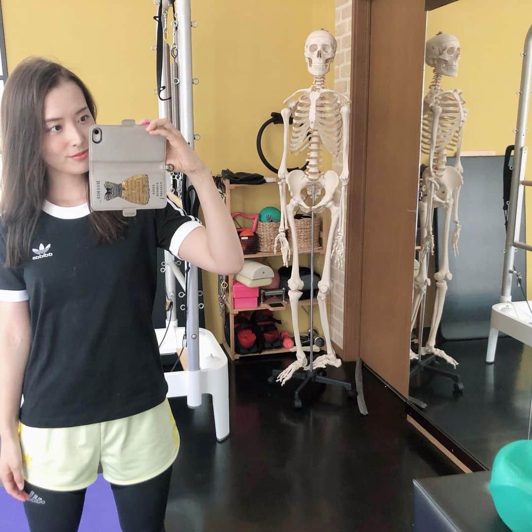 のインスタグラム：「そして今日は一人でみっちりトレーニング💪😆﻿ 最近サボり気味だったけど、やっぱり身体を動かすのは気持ち良い🤩﻿ 姿勢を正してもらってスッキリ💓﻿ 一人で来たと思ったら夫も写り込んでた🥺🙌﻿ シュッとしてて本当にかっこいいわぁ🥺💓💓﻿ すこ🥺💓💓﻿ #ピラティス#ボディメイク#スタジオSOU#スタジオ創#アディダス#アディダスウェア#adidas」
