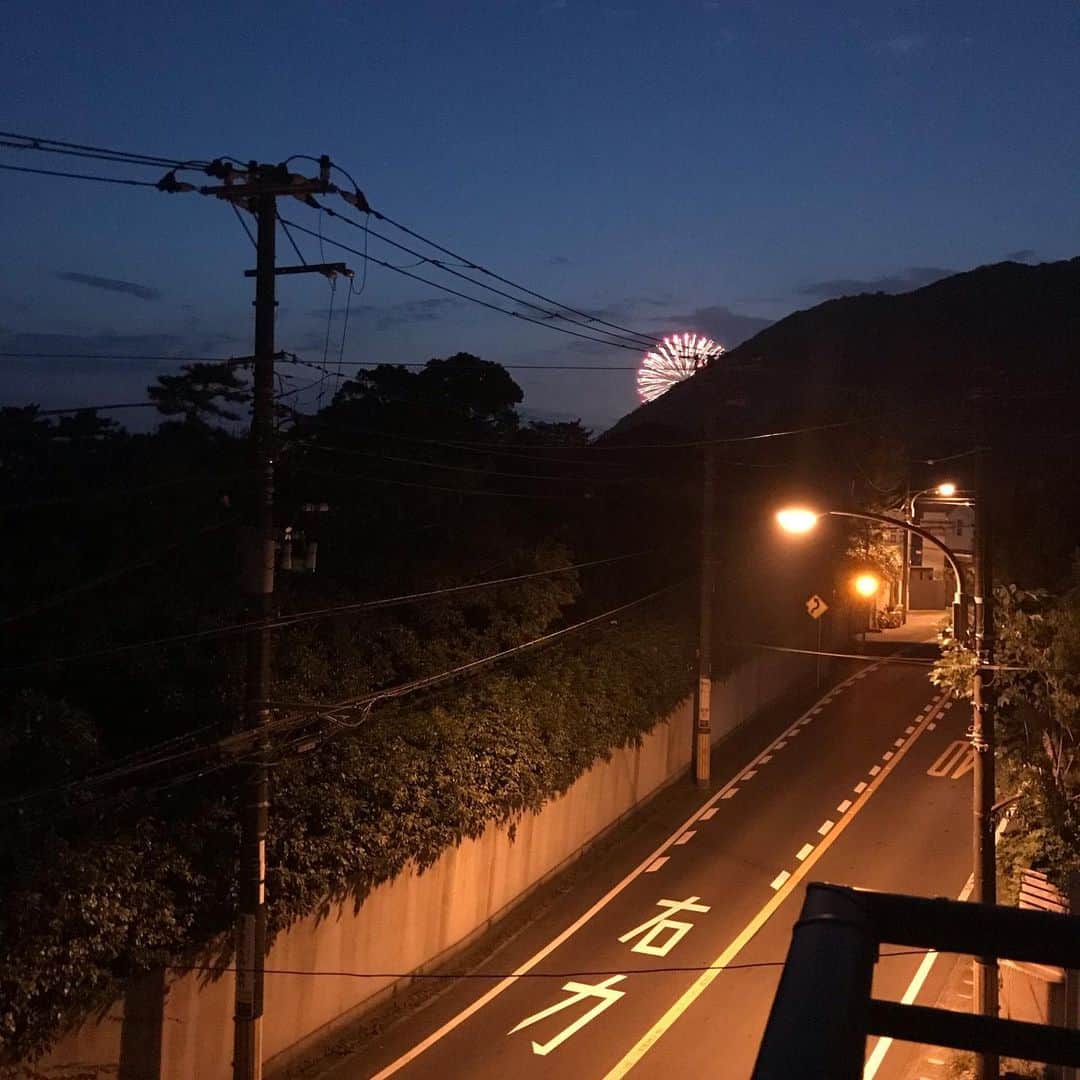 マル子さんのインスタグラム写真 - (マル子Instagram)「今日は葉山の花火大会🎆 葉山に来て初めて自宅から見ました。 怖いちゃんはあの手この手で気をそらしてやり過ごしました。 でも雷よりは震えない！ ヨシヨシ #マル子  #柴犬  #shiba  #花火怖い」7月25日 22時10分 - tomikago