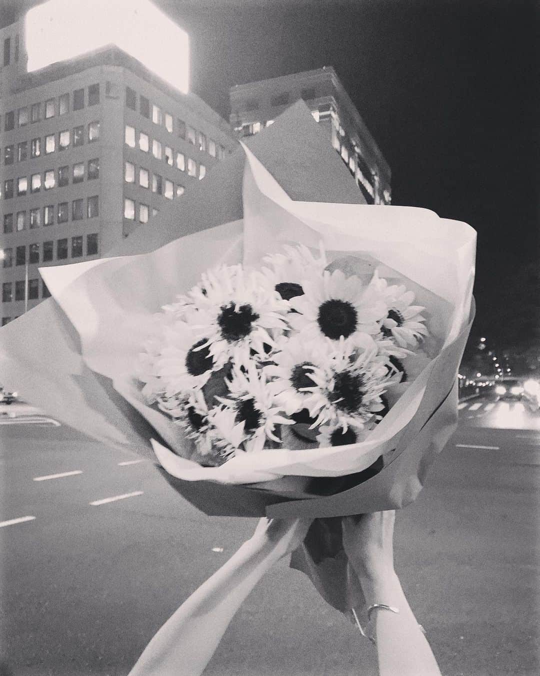 田中里奈さんのインスタグラム写真 - (田中里奈Instagram)「出会い頭にお花をもらうというサプラーーーーイズ！﻿ 両手で抱えるのがやっとのひまわりたち🌻ありがとう💛﻿ ﻿ ベルギーから帰国して、TOMORROWLANDの余韻が冷めやらぬ中、さっそく今日から社会復帰の田中さん。﻿ 今週の土日は大阪でLATIA @latia.official のPOP UP SHOPです‼️ しかもね、今回はなんといわき市のカフェALAYAさん協力のもと、会場内にLATIAカフェも…☕️﻿✨ ずっとLATIAのコーヒー屋さんやりたいね〜って話してたから、夢がまた一つ叶った💛 もちろん二日とも私も店頭に立ちます！ ベルギーのお土産も買ってきてるよー！ 皆さま気軽に遊びに来てね〜✨﻿」7月25日 22時13分 - tanakaofficial