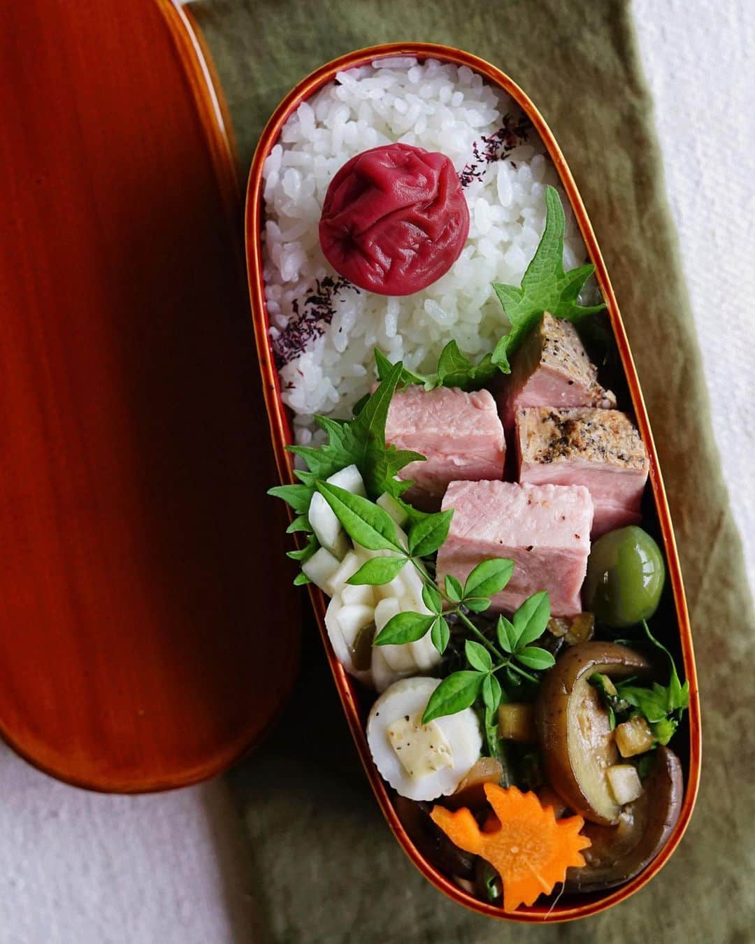 Ryoko Yunokiのインスタグラム：「+ + + Roasted pork bento/ローストポーク弁当 . *rice and umeboshi *roasted pork *eggplant and shungiku leaves salad *marinated radish salad *green olive . ＊ご飯と梅干し ＊ローストポーク ＊茄子と春菊のサラダ ＊蕪の酢の物 ＊グリーンオリーブ + + + #bento #お弁当 #丸の内弁当 #f52grams #曲げわっぱ #柏屋常左衛門商店 #ひのき曲げ物」