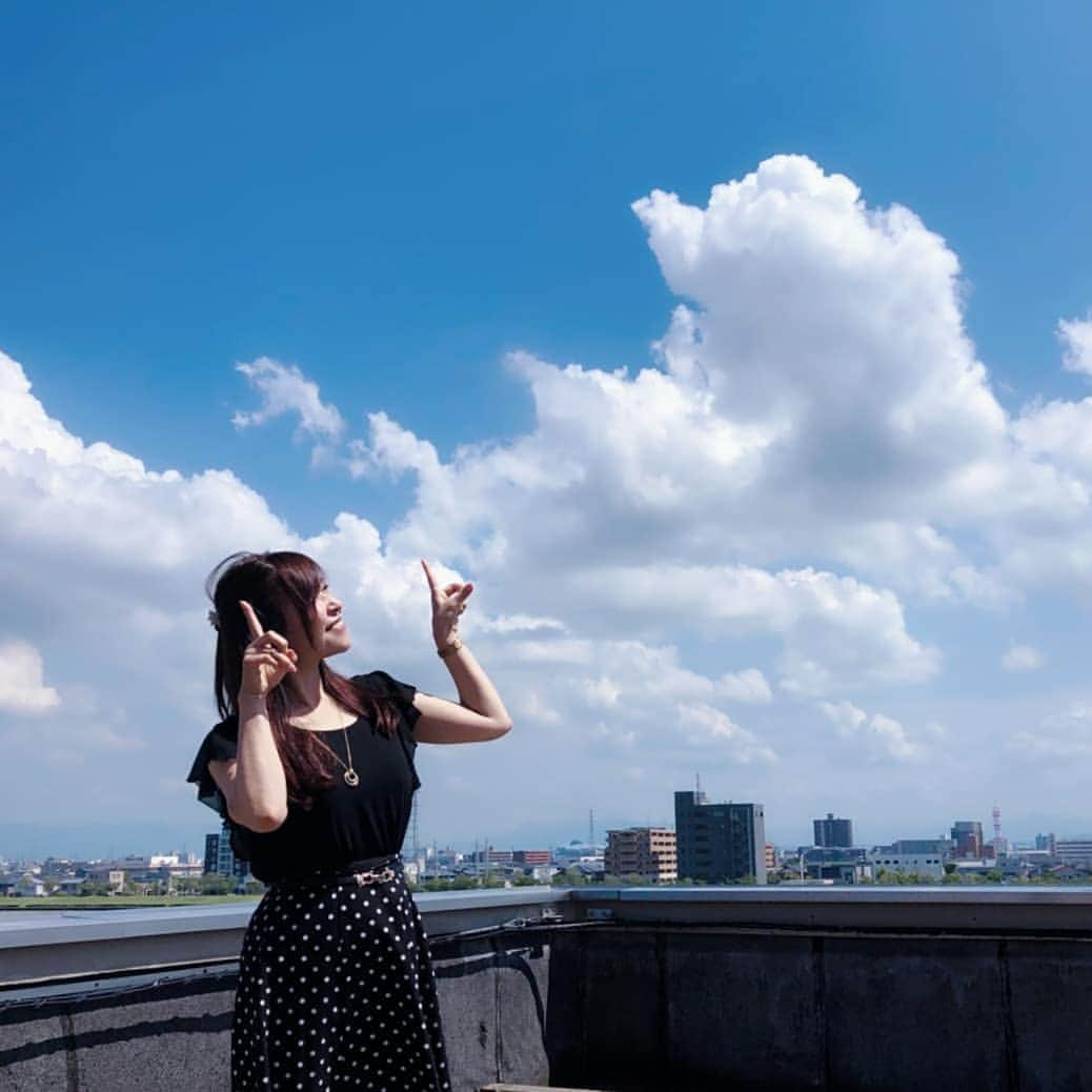 石塚かおりさんのインスタグラム写真 - (石塚かおりInstagram)「#夏大好き#青空#雲#うざポーズ  夏が大好きすぎる。  夏、あなたが聴きたい曲は？  あなたのリクエストにお応えしまくります。  tokuban@ohbsn.comまでどうぞ。  7月27日土曜日13時から15時。 BSN新潟放送ラジオ第１スタジオで！  よろーぜ広場ではビアガーデンも🍺  お待ちしています(^-^) #BSNラジオ#リクエスト番組#リクエスト は#アプリ からも#サマーセレクション#2019#サマセレ#サマソニ ではない#公開生放送#夏#summer#夏歌#ビール#枝豆#だし巻き卵#マエカブナカシズカ#中静祐介 くんと#新潟放送#アナウンサー#ゴルフ女子#石塚かおり 今日も#夕日 がきれいだったなあ#新潟#ビール日和#真夏日#海 行きたい！」7月25日 22時23分 - kaori_ishizuka413