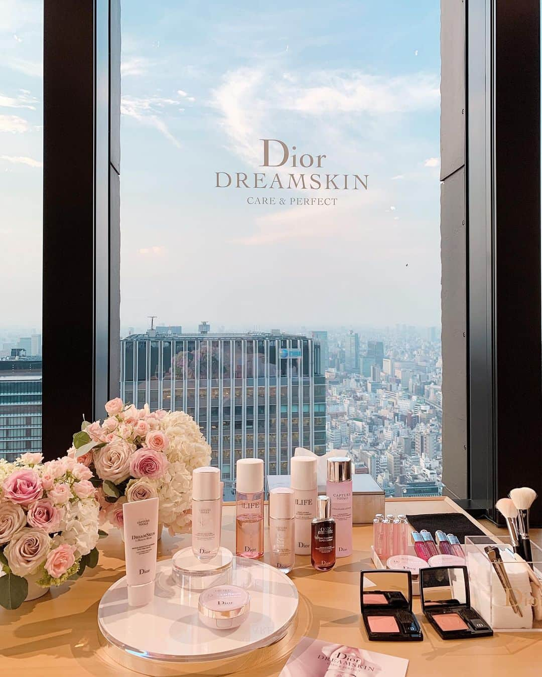 神山まりあさんのインスタグラム写真 - (神山まりあInstagram)「Dior Dream Skin CARE&PERFECT  @diorskincare のドリームスキン ケア&パーフェクト 多機能乳液の発売を記念したイベントにお邪魔しました😌ステキな空間で、新作のスキンケアグッズを試せるなんて幸せすぎる😍  このクリームはメイクはお休みしたいけど、肌はきれいに見せたい！とか、メイクしたいけど子供と顔スリスリしたい！という方にパーフェクトなクリーム。もちろん夜のスキンケアにもgood✨  クリームだけで毛穴を目立たなくしてくれる、肌美人のクリーム❤️ さっそく今夜からつかおーっと！  #ドリームスキン #dreamskin #makeup #mom #dior #diorskincare」7月25日 22時23分 - mariakamiyama