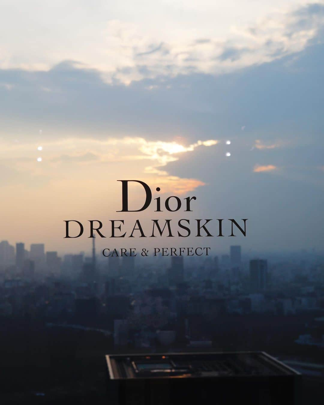 神山まりあさんのインスタグラム写真 - (神山まりあInstagram)「Dior Dream Skin CARE&PERFECT  @diorskincare のドリームスキン ケア&パーフェクト 多機能乳液の発売を記念したイベントにお邪魔しました😌ステキな空間で、新作のスキンケアグッズを試せるなんて幸せすぎる😍  このクリームはメイクはお休みしたいけど、肌はきれいに見せたい！とか、メイクしたいけど子供と顔スリスリしたい！という方にパーフェクトなクリーム。もちろん夜のスキンケアにもgood✨  クリームだけで毛穴を目立たなくしてくれる、肌美人のクリーム❤️ さっそく今夜からつかおーっと！  #ドリームスキン #dreamskin #makeup #mom #dior #diorskincare」7月25日 22時23分 - mariakamiyama