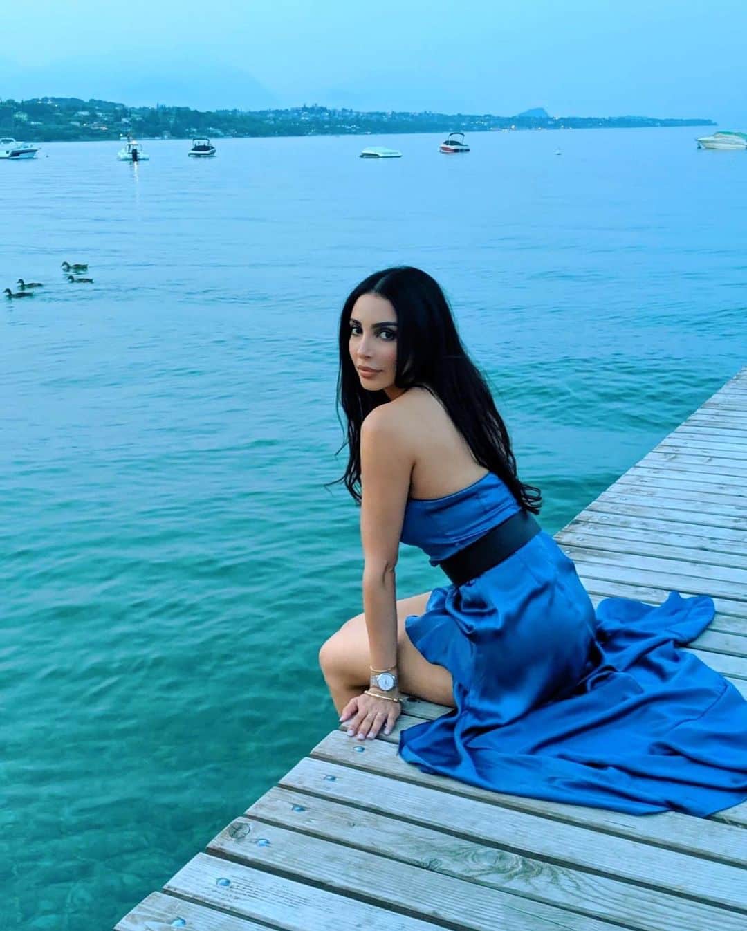 のインスタグラム：「J’ai envie de sauter ... pas vous ?😅Même le soir ça ne se rafraîchit pas mais je voulais absolument porter cette robe 🙈 Je suis tellement contente d’avoir découvert le lac de Garde avec @hellobody_fr c’était tellement beau et paisible 😍Ça m’a aussi permit de re(découvrir) les produits notamment les nouveautés Aloé corps gel douche, gommage (top pour avoir la peau douce et entretenir son bronzage) et le refreshing body gel qui est PARFAIT pour l’été ! La gamme Aloé est beaucoup plus fraîche et légère tout en restant très hydratante ! Vous connaissez cette gamme ? Du coup vous êtes #Teamcoco #TeamAloe ou #LesDeux ! Moi j’adore la gamme coco 🥰 mais quand il fait chaud franchement tu cherche la fraîcheur 🥵  Pour toutes ceux qui m’ont posé des questions sur la marque, leurs engagements etc checkez ma story on y répond ! 😘 PS : Mon code “SANAASUMMER” offre -50% sur tous les sets Hellobody aujourd’hui jusqu’à minuit si vous voulez tester la marque ou vous refaire un stock c’est le moment ! . . #Italie #HelloBodySummerEscape #HelloBodyPositivity #Hellobody #PadengheSulGarde #AmazingPlace」