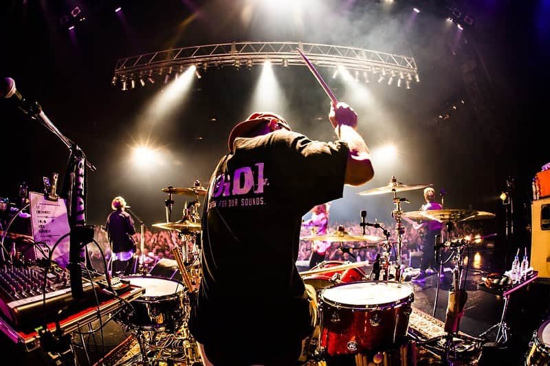 のインスタグラム：「Saucy Dog Presents. Two-Man Live「One-Step Tour」  Zepp DiverCity  w）Saucy Dog  Sausy Dog、そしてお台場のあなたにびっくらぶっ！！🦍🦍🦍🦍 photo by @cazrowAoki」