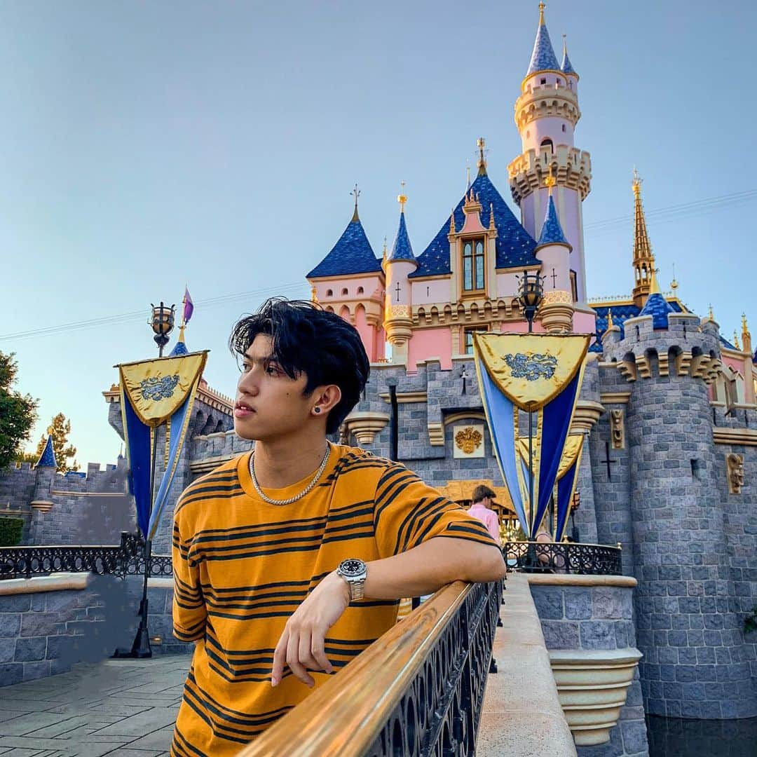 Ranz Kyleさんのインスタグラム写真 - (Ranz KyleInstagram)「The place that proves magic is definitely real 🚀🏰 vlog up btw!」7月25日 22時21分 - ranzkyle