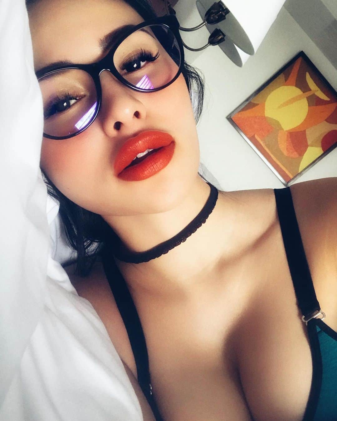 April Imanさんのインスタグラム写真 - (April ImanInstagram)「Round glasses VS rectangular glasses🤓 Vote below👇 (they’re just for fashion, I don’t need glasses but it’s fun to change things up sometimes :) . . . . #apriliman #glassesgirl #nerdygirl #sexyglasses #cuteglasses #hotnerds #smartissexy #asiangirls #fashionglasses #girlwithglasses #asianbeauty #babealert #kawaiigirl」7月25日 22時25分 - april_iman