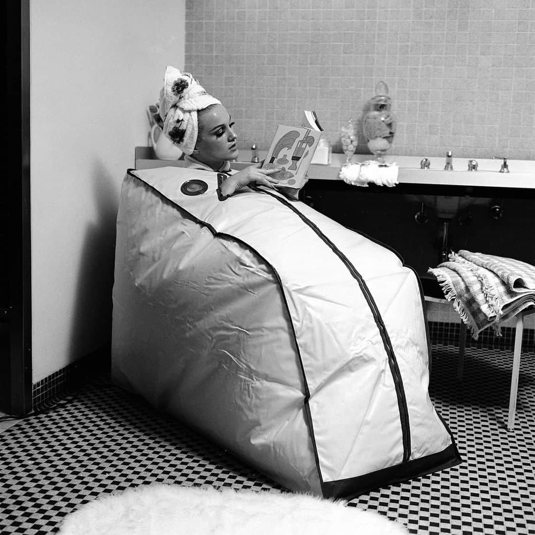 lifeさんのインスタグラム写真 - (lifeInstagram)「A woman sitting in a portable Finnish sauna bath, 1962. (Yale Joel—The LIFE Picture Collection/Getty Images) #vintage #LIFE #TBT」7月25日 22時26分 - life