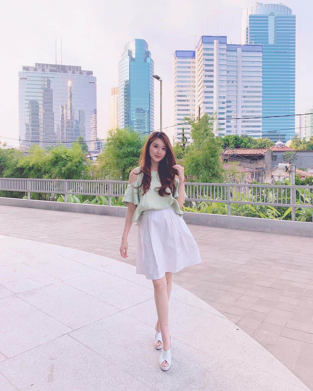 ジェシカ・ヤマダのインスタグラム：「Jakarta hari ini 🏙🌿 Proud to be representing my own brand @dapurfit today on stage, with awesome people @bekrafid @grabid @yasasinggih, in front of equally awesome audience. Let’s all grow together! 🇮🇩😆🙌🇮🇩 More of today on my Story 👀 . #ellejessinjkt #jesswears」