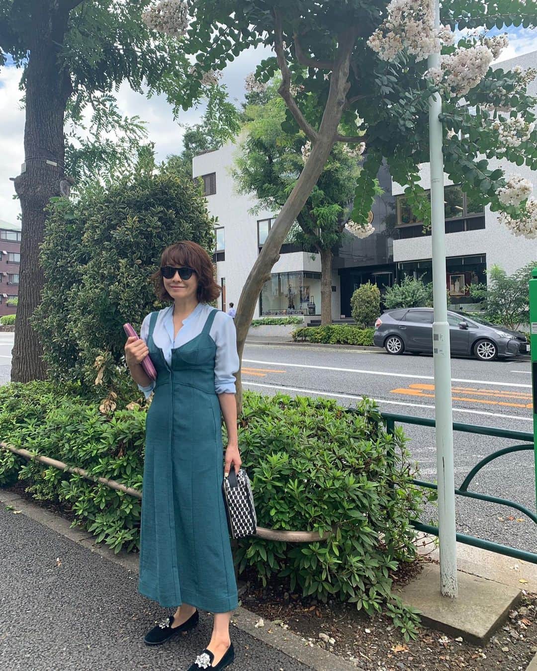 風間ゆみえのインスタグラム：「なんともきれいな深みのあるエメラルドが気に入ってオーダーしたstyling/のワンピース。真夏には一枚で、vacancesにも活躍してくれそう‼︎ と出番を待っていたけどブラウスを合わせてジャンスカ風に着てみたらいい感じ‼︎ @stylings_official @stylings_snap  @1030kei  #yumie_k_style」