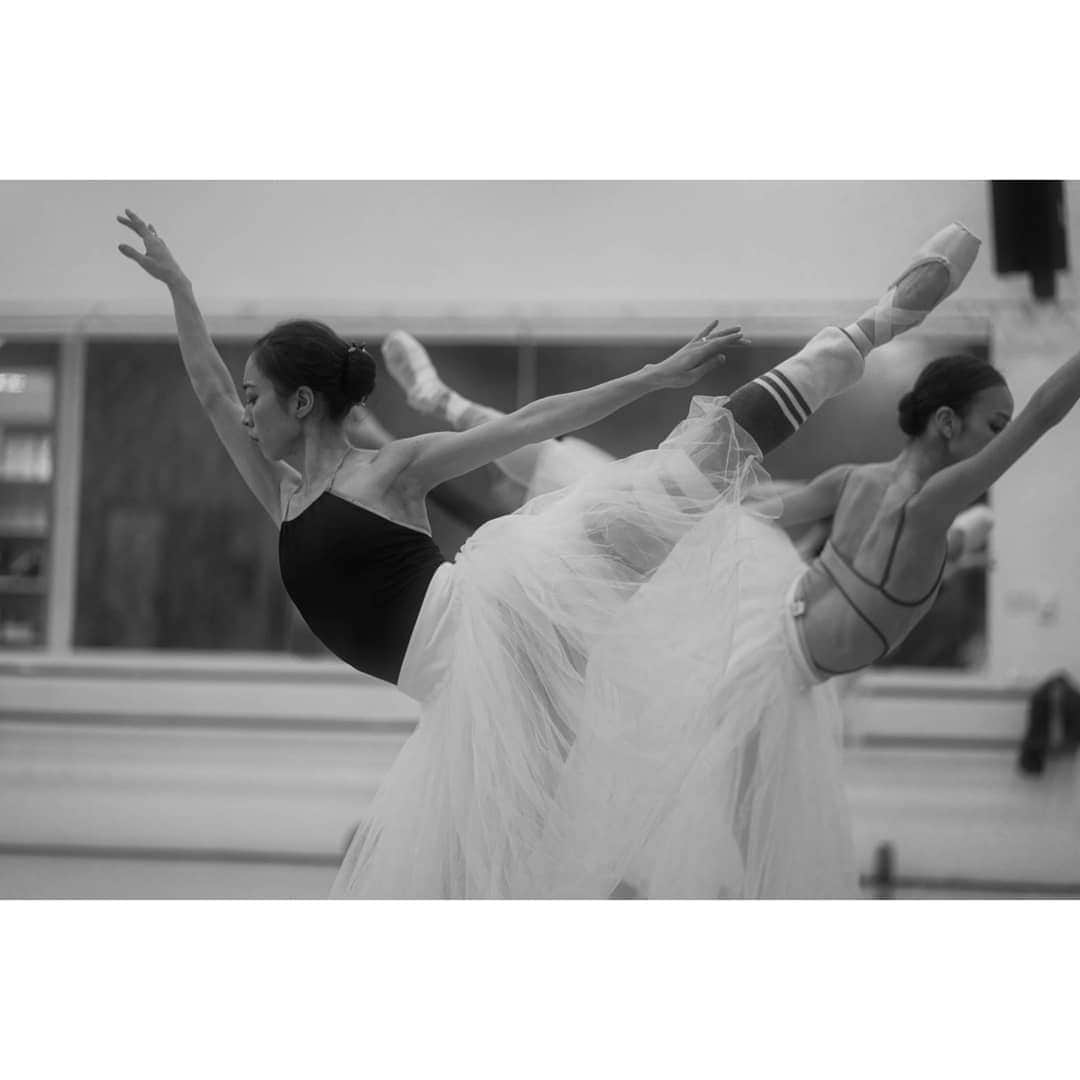 峯岸伽奈のインスタグラム：「. . . throwback Giselle rehearsal. 📷@take_dance_photo ❤️ #singaporedancetheatre #throwback #buts2019 #giselle  #tutu  #バレエ #ジゼル  #手がかなり高いのは気にしないで下さい」