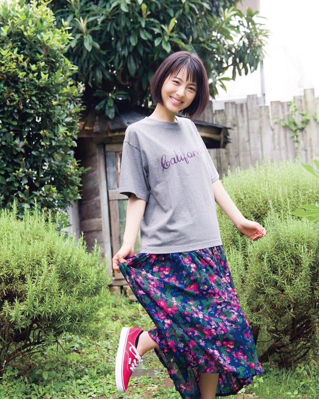 週刊少年マガジンのインスタグラム：「「週刊少年マガジン」34号、表紙&巻頭グラビアは #浜辺美波 さん！ 『君の膵臓をたべたい』で一躍若手注目女優になり、その後はCM・ドラマと大活躍！ 夏の大作映画である7月26日公開の『 #アルキメデスの大戦 』に出演し、さらなる話題となっている。  撮影 /  Takeo Dec. スタイリング / 瀬川結美子 ヘアメイク / 鎌田順子 デザイン / 松本麻実（GROSVENOR design）」
