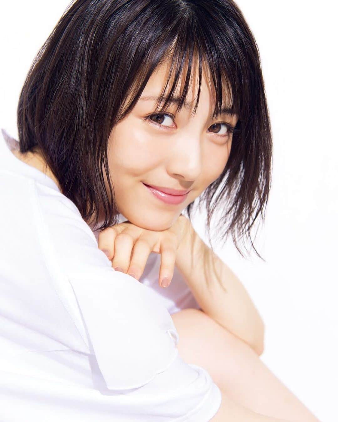 週刊少年マガジンのインスタグラム：「「週刊少年マガジン」34号、表紙&巻頭グラビアは #浜辺美波 さん！ 『君の膵臓をたべたい』で一躍若手注目女優になり、その後はCM・ドラマと大活躍！ 夏の大作映画である7月26日公開の『 #アルキメデスの大戦 』に出演し、さらなる話題となっている。  撮影 /  Takeo Dec. スタイリング / 瀬川結美子 ヘアメイク / 鎌田順子 デザイン / 松本麻実（GROSVENOR design）」