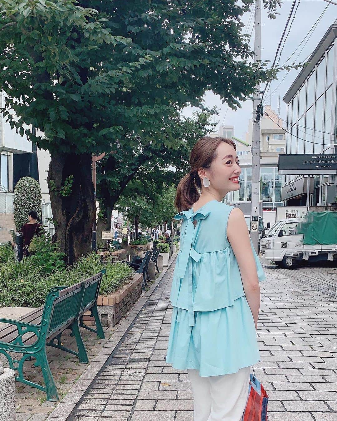 小祝麻里亜のインスタグラム：「いろんな事があったけど、素敵な洋服を着てリフレッシュ🌱☺️ ． うしろのリボンが可愛いtopsは @seventenbymihokawahito ． ミントグリーンが太陽に映える☀️ ． ＿＿＿＿＿＿＿ #outfit #coordinate #look #instafashion  #seventenbymihokawahito #seventen #셀스타그램 #얼스타그램 #코디 #스타일링 #데일리 #데일리룩 #오오티디」