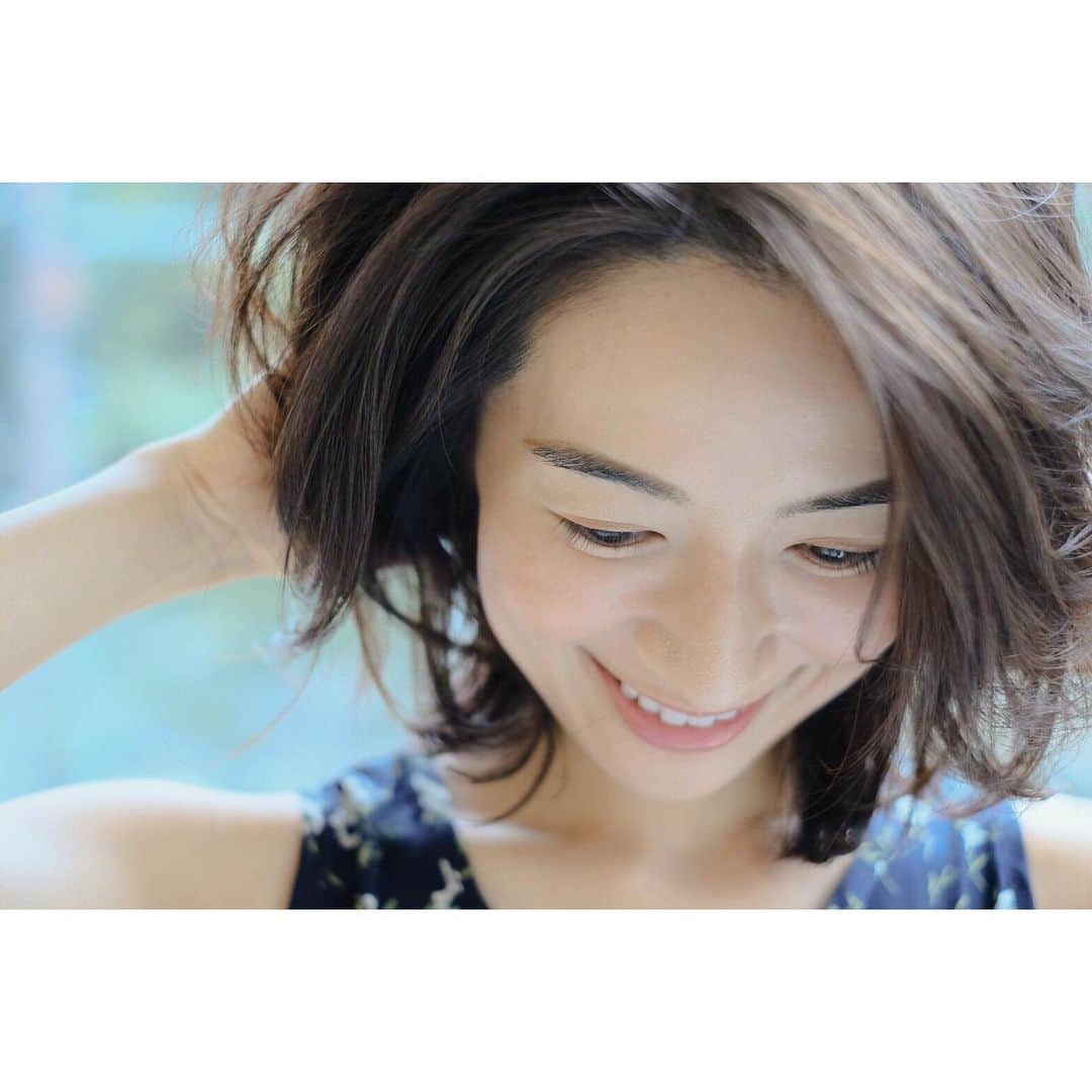 Mayuko Watanabe 渡辺真由子さんのインスタグラム写真 - (Mayuko Watanabe 渡辺真由子Instagram)「髪切りました♫良い感じです☺️❣️ 髪も結べて、巻いても楽しめます😆 そしてそのまま作品撮り📸 @elilumekato さん、ありがとうございました😊♡ ・ セルフメイクだったので、新しく発売される @ba_red_polaofficial のB.A カラーズシリーズ新色を使ってみました😃✨ リップグロスはPL（ピンクリキュール）、アイパウダーはマホガニーブラウン&コッパーです💕 アイパウダーは発色が良く、アイラインはほとんどなしで立体感のある目元になりました😍 リップもうるおいつつ、美しい発色👍 両方とも美容成分が配合されているところも30過ぎた私には有難いです笑 8月8日に発売されるのでぜひ見てみて下さい😄  #サロンモデル#ボブ#ママボブ#新宿美容院#美容好きと繋がりたい#ポーラ#baカラーズ#polaba」7月25日 22時38分 - watanabe_mayuko