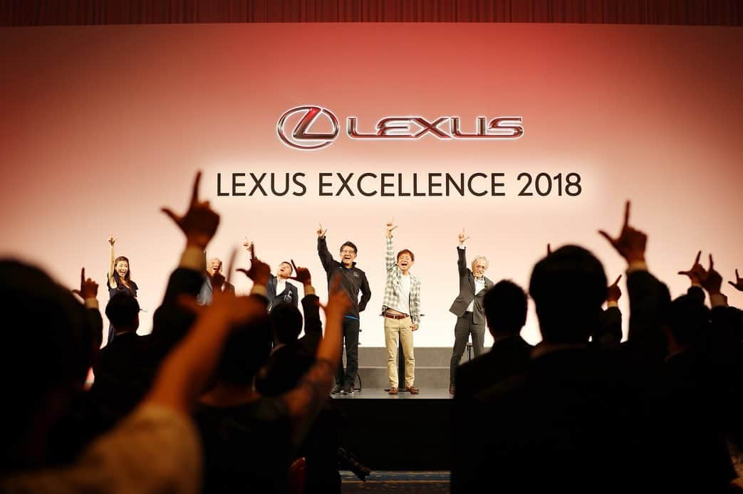 脇阪寿一さんのインスタグラム写真 - (脇阪寿一Instagram)「Team LEXUS 〜ここにいる一人一人がクルマづくりに携わる仲間です〜  三橋仁明カメラマンの作品です。  #lexus #lexusexcellence #teamlexus #三橋仁明 #カメラマン @kojisato81 @yumiko_tochika」7月25日 22時44分 - juichiwakisaka