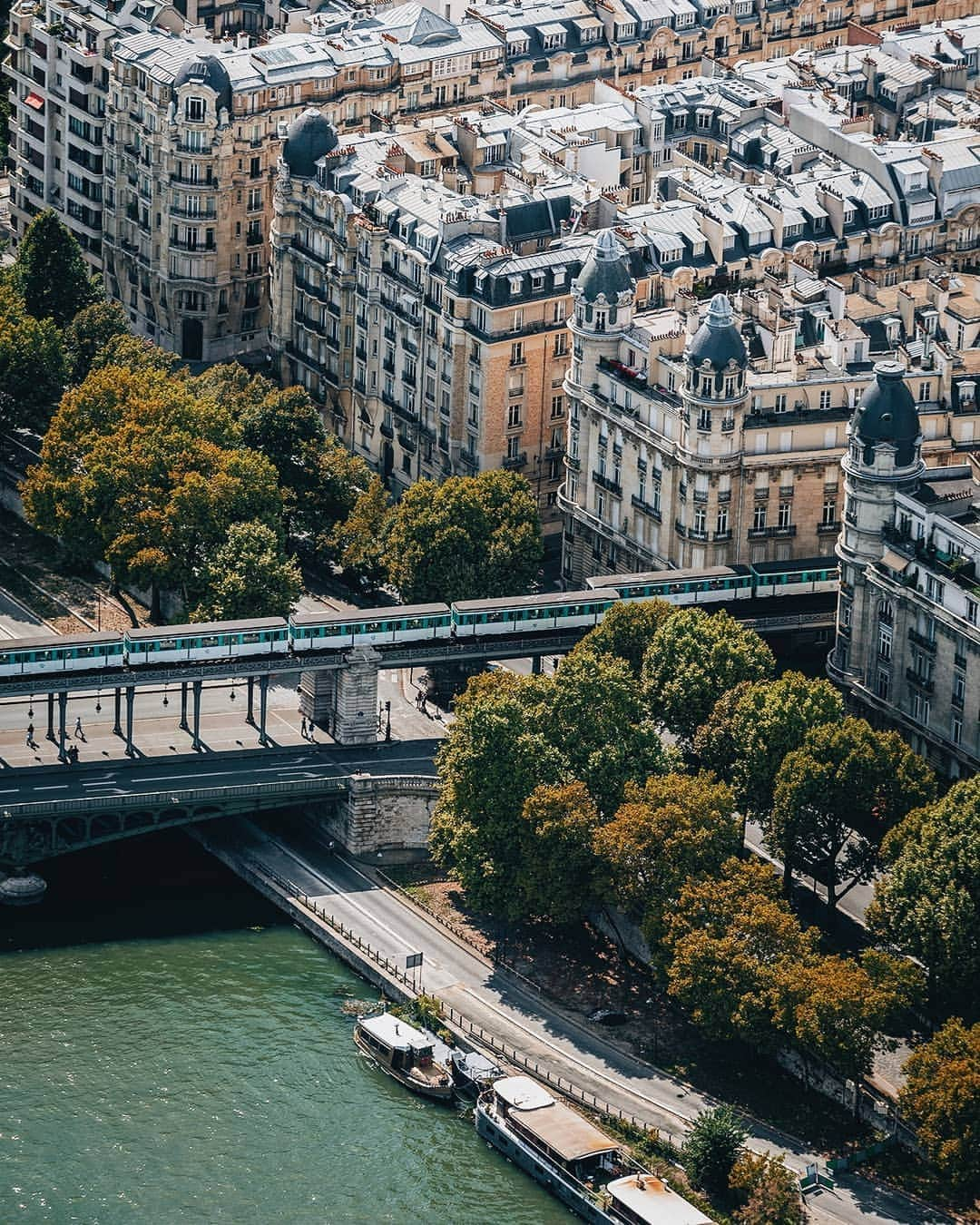 Berlin Tokyoさんのインスタグラム写真 - (Berlin TokyoInstagram)「🕊️ Bonjour from Paris. #tbt . . . 📍 #hellofrom  #paris , #france  @instagram」7月25日 22時46分 - tokio_kid