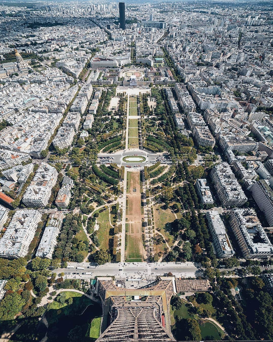 Berlin Tokyoさんのインスタグラム写真 - (Berlin TokyoInstagram)「🕊️ Bonjour from Paris. #tbt . . . 📍 #hellofrom  #paris , #france  @instagram」7月25日 22時46分 - tokio_kid