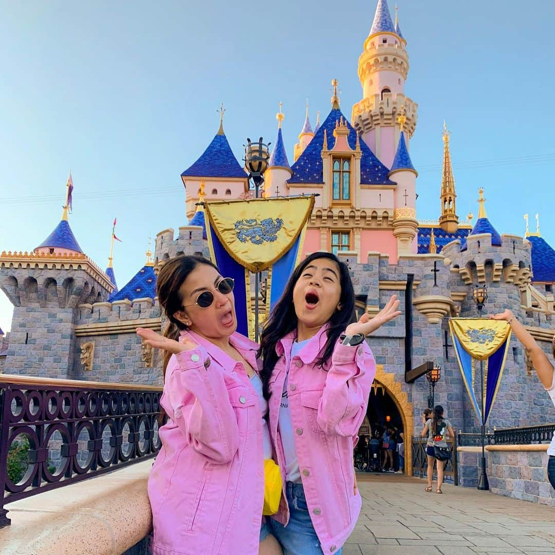 Niana Guerreroさんのインスタグラム写真 - (Niana GuerreroInstagram)「twinning with mom in the most happiest place on earth 💕✨😆」7月25日 22時48分 - nianaguerrero