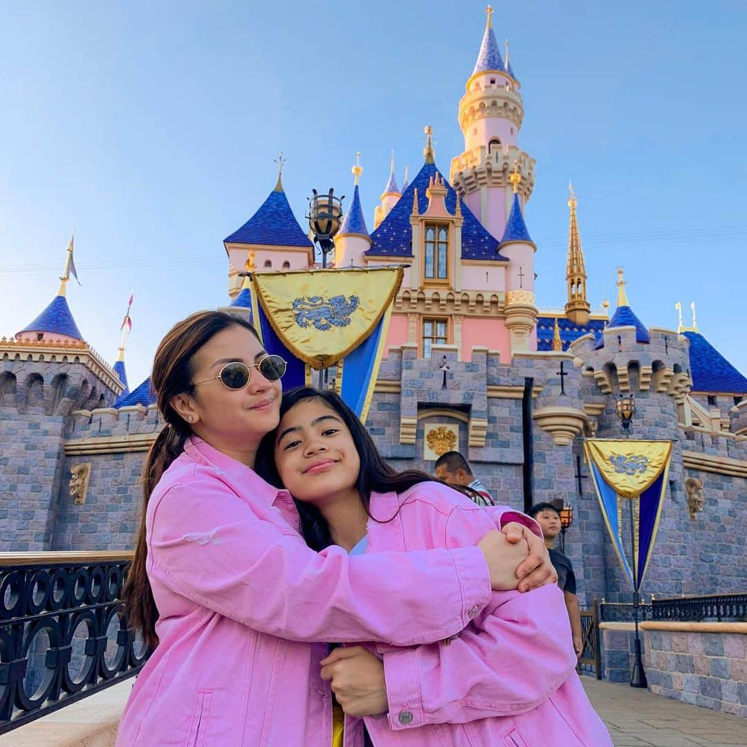 Niana Guerreroさんのインスタグラム写真 - (Niana GuerreroInstagram)「twinning with mom in the most happiest place on earth 💕✨😆」7月25日 22時48分 - nianaguerrero