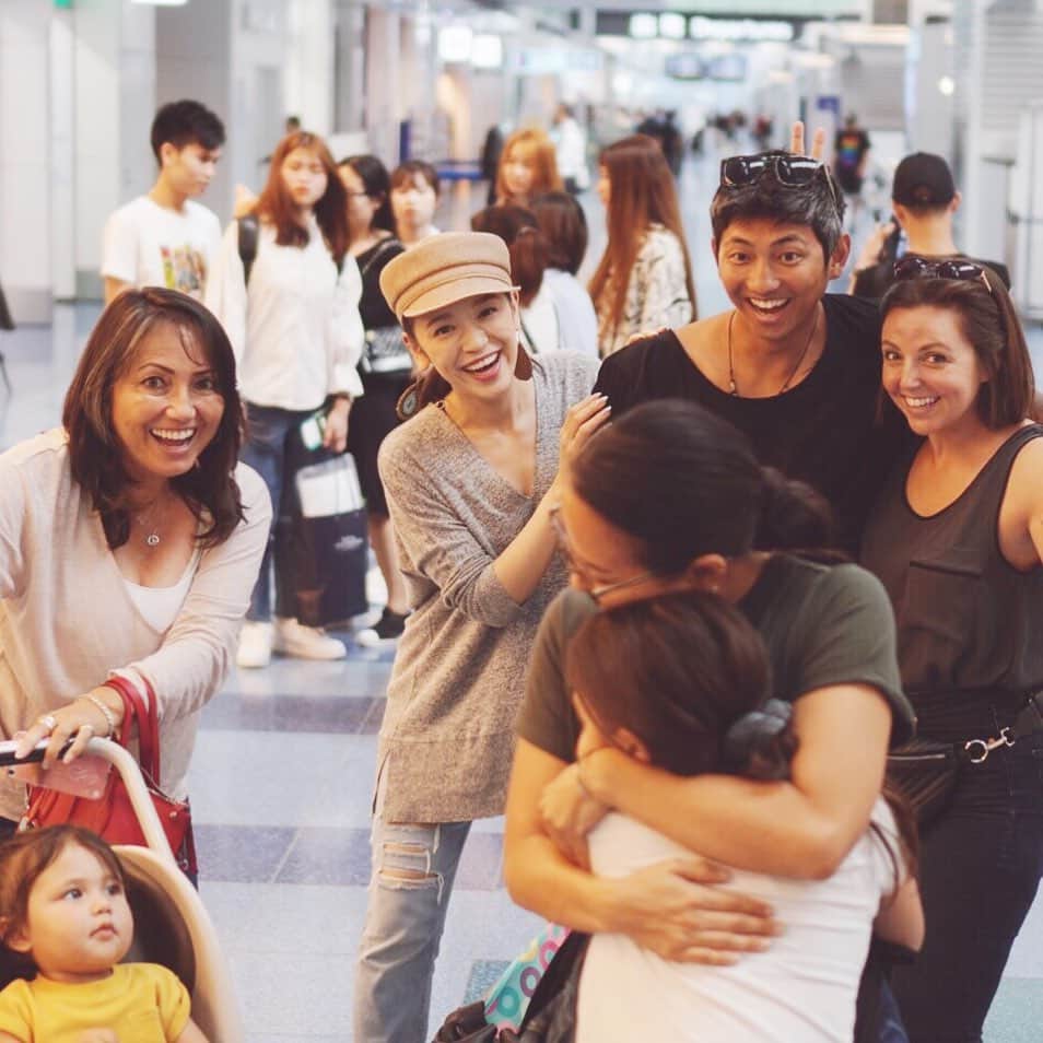 のインスタグラム：「miss youguys!! with Big Big Love ・ 笑顔になれる写真 明日もみんなが優しさと笑顔に 溢れる日に なりますように🙏💓 ・ ・ ・ #family #allweneedislove  #happyphoto」