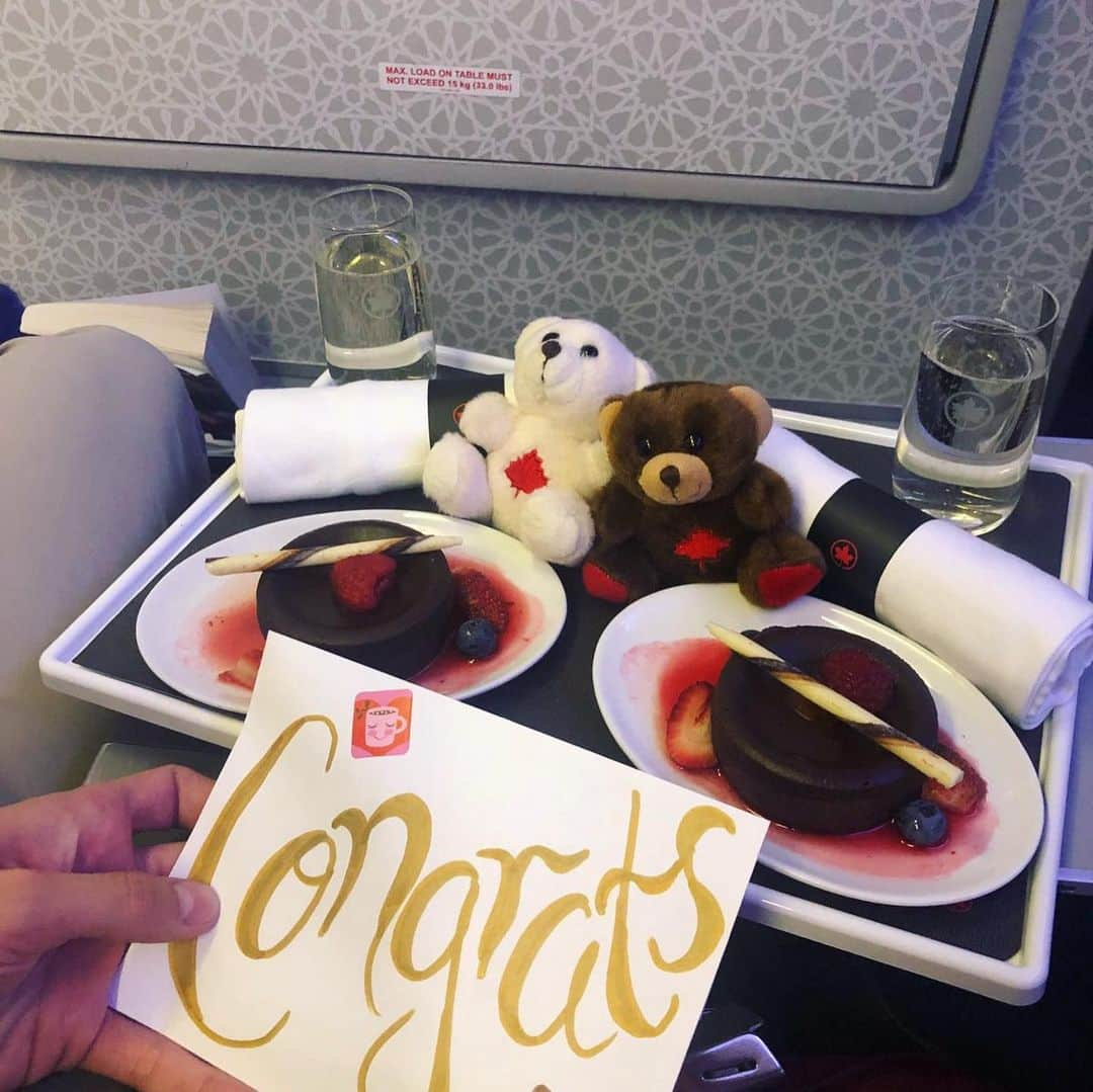 エリック・ラドフォードさんのインスタグラム写真 - (エリック・ラドフォードInstagram)「Thank you @aircanada for this kind and thoughtful surprise! Such a nice way to finish our trip! #aircanada #newlyweds #loveislove」7月25日 22時48分 - ericradford85