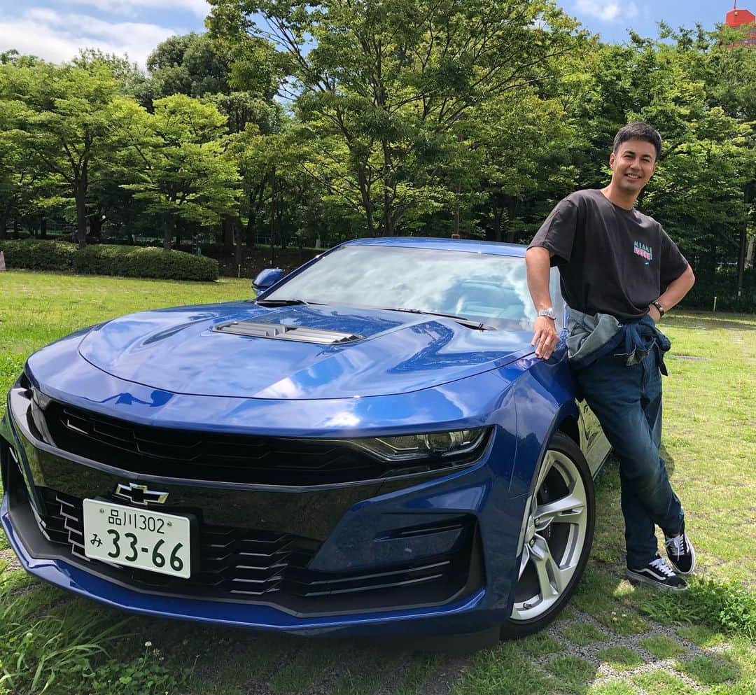 のインスタグラム：「僕が毎月連載させてもらってる「CARトップ」マガジンは明日発売❗️今回紹介する車はアメリカの名車カマロの新型😆試乗して好き勝手言わせてもらってます😎👍ここで詳しくはいえないけどなかなか面白い車でした。詳しくは「CARトップ」見てね🚗 #CARトップ #カマロ #CAMARO #新型カマロ」