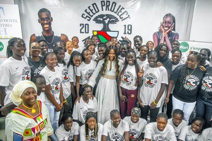 ナオミ・キャンベルさんのインスタグラム写真 - (ナオミ・キャンベルInstagram)「So much joy coming to Senegal to support The @seedproject, founded by #AmadouGalloFall, President of @NBA Africa.  SEED is an International non-governmental organization that uses sport as a mechanism to identify, cultivate and educate future leaders. With the involvement of organizations like #Nike and the #NBA, their Annual Hoop Forum is a week full of sports and community, with a focus on the importance of social leadership, how to prepare for higher education and how to use the tools learned to aid in the economic development of your native land. I absolutely love what #TheSEEDProject is doing, and the discussion they’re driving within the community; to empower young African people to realize their potential for education and leadership.  I feel this is a conversation to be heard around the world, which is why I’m so honored to be involved with SEED’s initiatives. 🙏🏾 #NAOMIAFRICA 🇸🇳」7月25日 22時58分 - naomi