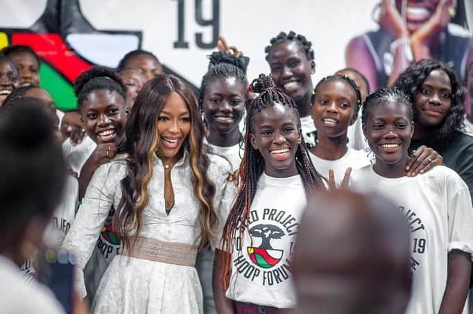 ナオミ・キャンベルさんのインスタグラム写真 - (ナオミ・キャンベルInstagram)「So much joy coming to Senegal to support The @seedproject, founded by #AmadouGalloFall, President of @NBA Africa.  SEED is an International non-governmental organization that uses sport as a mechanism to identify, cultivate and educate future leaders. With the involvement of organizations like #Nike and the #NBA, their Annual Hoop Forum is a week full of sports and community, with a focus on the importance of social leadership, how to prepare for higher education and how to use the tools learned to aid in the economic development of your native land. I absolutely love what #TheSEEDProject is doing, and the discussion they’re driving within the community; to empower young African people to realize their potential for education and leadership.  I feel this is a conversation to be heard around the world, which is why I’m so honored to be involved with SEED’s initiatives. 🙏🏾 #NAOMIAFRICA 🇸🇳」7月25日 22時58分 - naomi