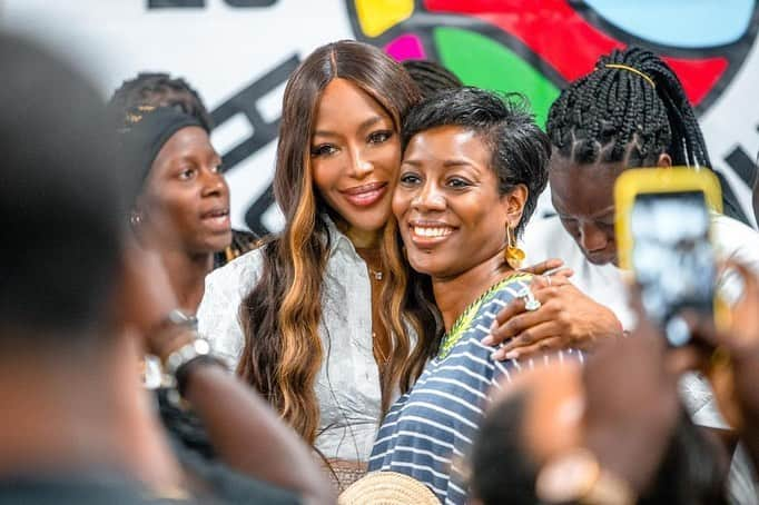 ナオミ・キャンベルさんのインスタグラム写真 - (ナオミ・キャンベルInstagram)「So much joy coming to Senegal to support The @seedproject, founded by #AmadouGalloFall, President of @NBA Africa.  SEED is an International non-governmental organization that uses sport as a mechanism to identify, cultivate and educate future leaders. With the involvement of organizations like #Nike and the #NBA, their Annual Hoop Forum is a week full of sports and community, with a focus on the importance of social leadership, how to prepare for higher education and how to use the tools learned to aid in the economic development of your native land. I absolutely love what #TheSEEDProject is doing, and the discussion they’re driving within the community; to empower young African people to realize their potential for education and leadership.  I feel this is a conversation to be heard around the world, which is why I’m so honored to be involved with SEED’s initiatives. 🙏🏾 #NAOMIAFRICA 🇸🇳」7月25日 22時58分 - naomi