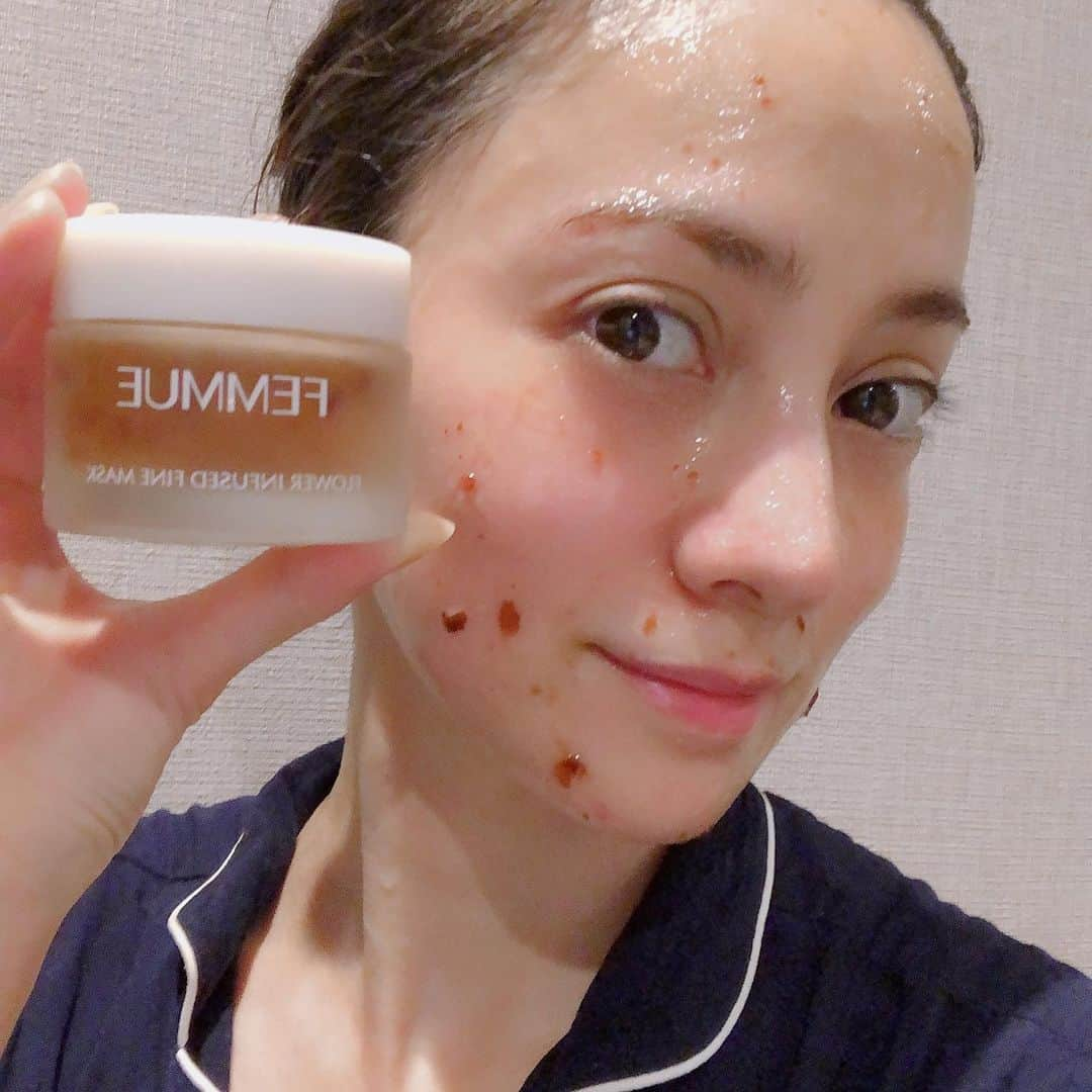 英玲奈さんのインスタグラム写真 - (英玲奈Instagram)「今日は、 #femmue の、 #フラワーインフューズドファインマスク  でしっかり保湿。 急に夕飯作らなくて良くなった日は美容に時間を使えますw 赤っぽく見えるのはブツブツじゃないよカメリアの花びらだよw カメリアの花びらとオイルが配合されていて、優しいマスクだから敏感な時でも安心。 香りもとても良くて素敵女子の気分になれるよw #美容時間 #癒しの時間 #ていねいな暮らし」7月25日 22時51分 - erena_erenyan