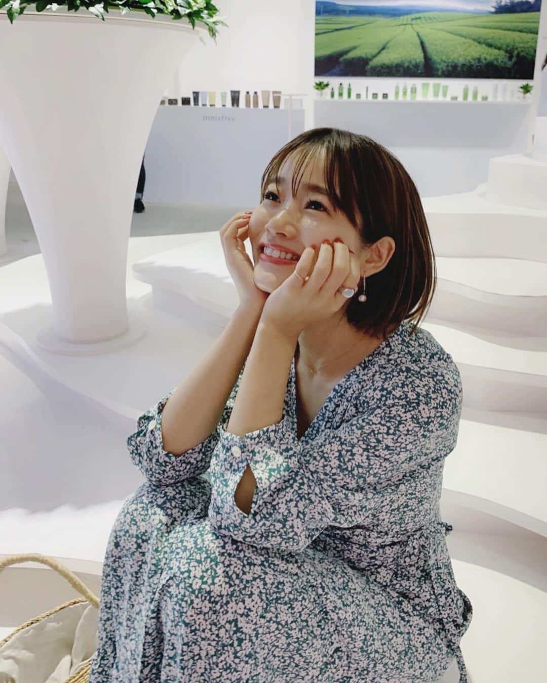 猪鼻ちひろのインスタグラム：「🌸🌱 イニスフリーの新商品発表会に参加してきました🌎🍃 チェジュ島だけで得ることができる貴重な火山岩や、緑茶を栽培するための最適な環境が整ったチェジュ島など 美しい自然のなか育てられた原料を使用しているというお話を聞きました。チェリーブロッサムラインのトーンアップクリームをお試ししてみたらするっと滑らかに馴染んで、香りも好きでした🌸  スキンケアloversなので、新しく知れて嬉しい😎 マスクも使ってみたいな🍃 @innisfreejapan  #innisfree #innisfreejapan #pr #イニスフリー #イニスフリージャパン#チェリーブロッサムライン#チェリーブロッサムトーンアップクリーム」