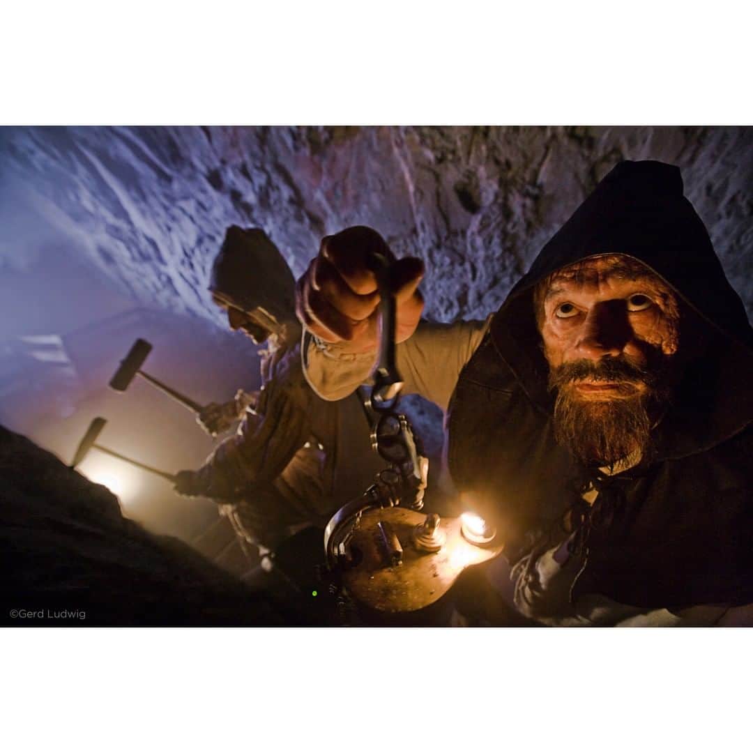 Gerd Ludwigさんのインスタグラム写真 - (Gerd LudwigInstagram)「In the 15th and 16th centuries, the silver mines of Schwaz in Tirol, Austria were considered to be the largest in the world. Today, visitors to the mines can watch how strenuous the process used to be.  The miner in the foreground of the image is real and pictured next to a statue of a miner in the background.  This image, shot a few years ago, was part of a story on the Fuggers—the German equivalent of the Medici in Italy, a prosperous merchant family situated in Augsburg, a town in Southern Germany and a commercial center of its time. The silver mines were one of the main sources of the Fugger’s wealth. Their name stands not only for wealth and clever business management, but also for a far-reaching influence on the political events of that time which shaped the fates of both Germany and Europe.  @thephotosociety #silvermines #Fuggers #Austria #Tirol」7月25日 23時01分 - gerdludwig