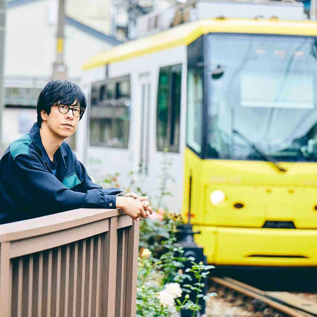 ホリエアツシさんのインスタグラム写真 - (ホリエアツシInstagram)「長崎市観光大使且つ長崎#路面電車 LOVERSである僕#ホリエアツシ、昨年からお世話になった中央線を歩くシリーズのご縁もあり、 この度は#東京さくらトラム(#都電荒川線)の沿線を巡りました。 東京さくらトラム・スタンプラリーの冊子に掲載されております。 photo by Koike Daisuke」7月25日 23時05分 - a.horie