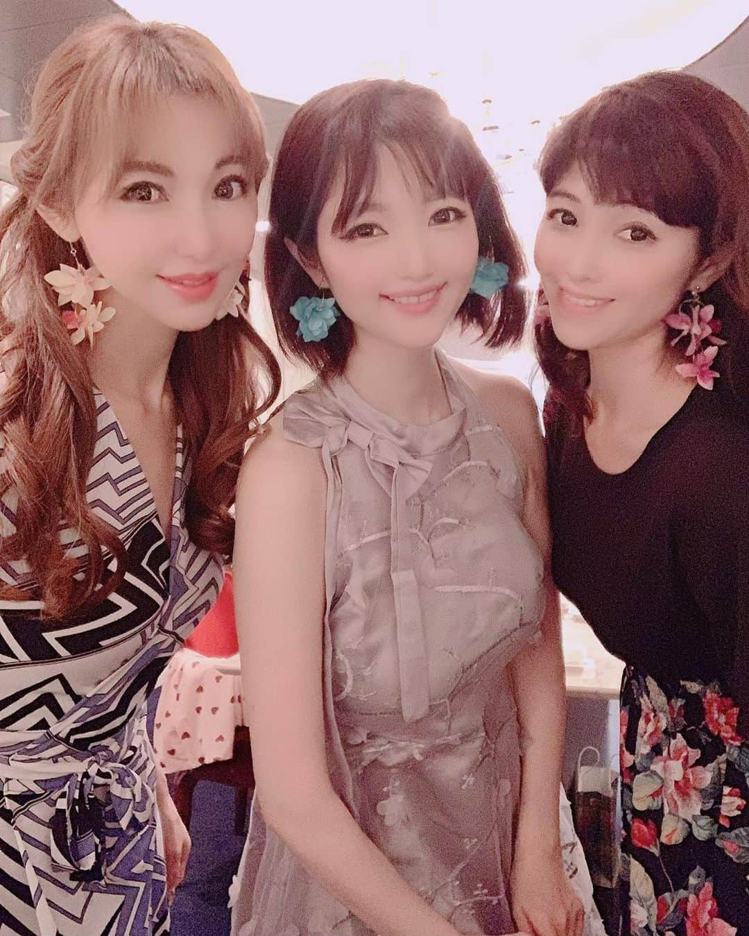 森下悠里さんのインスタグラム写真 - (森下悠里Instagram)「大好きなお友達2人💓 先日発売になった @starlabelofficialshop のお洋服着てくれたよ✨✨✨ - お上品なラップワンピと親子で着れるカジュアルワンピ どちらも着やすさとスタイルup＋美人度upするポイント こだわりがいっぱいの自信作💓 - いつもお洒落で素敵な2人に気に入って貰えて とっても嬉しいな💎🦋✨ - #dress #direction #ootd #fashion #instafashion #pic」7月25日 23時05分 - yuurimorishita