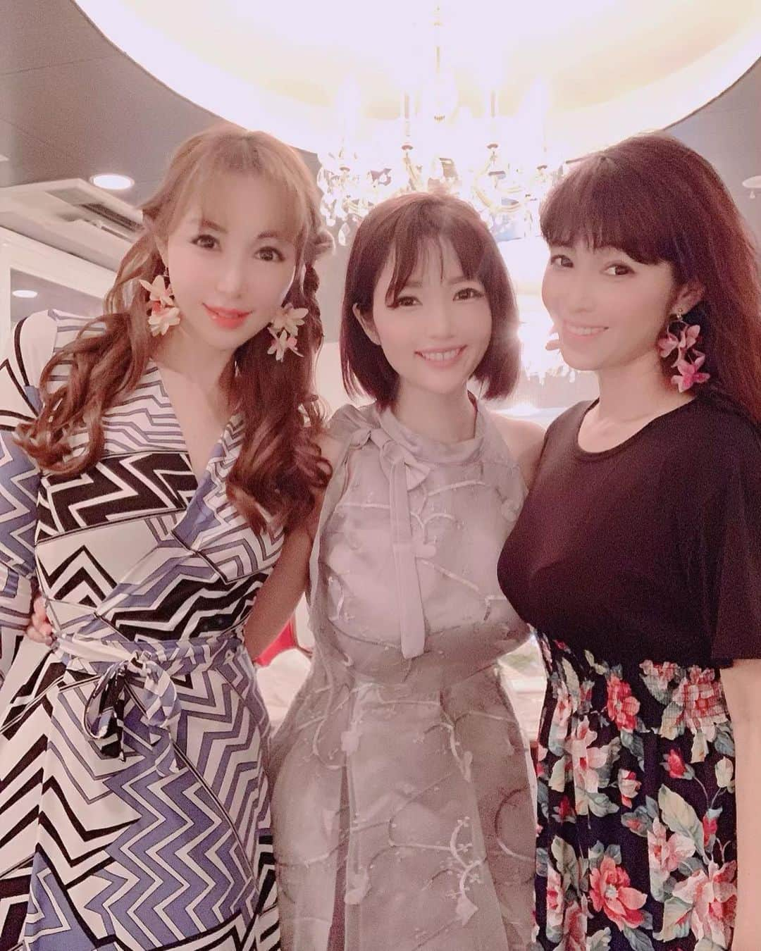 森下悠里さんのインスタグラム写真 - (森下悠里Instagram)「大好きなお友達2人💓 先日発売になった @starlabelofficialshop のお洋服着てくれたよ✨✨✨ - お上品なラップワンピと親子で着れるカジュアルワンピ どちらも着やすさとスタイルup＋美人度upするポイント こだわりがいっぱいの自信作💓 - いつもお洒落で素敵な2人に気に入って貰えて とっても嬉しいな💎🦋✨ - #dress #direction #ootd #fashion #instafashion #pic」7月25日 23時05分 - yuurimorishita