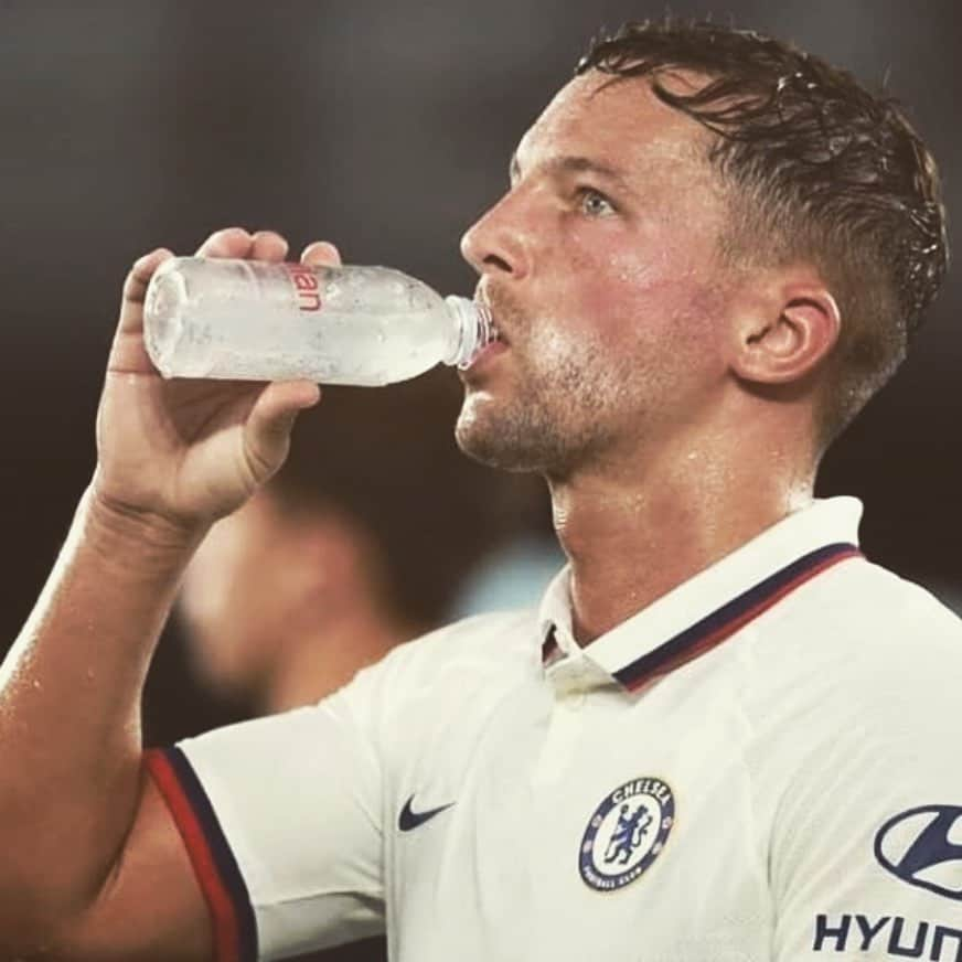 ダニー・ドリンクウォーターのインスタグラム：「☀️ 💦 today is supposed to be the hottest day of the year in the uk... remember, stay hydrated. #drinkwater」