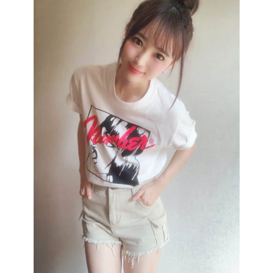 小越しほみさんのインスタグラム写真 - (小越しほみInstagram)「よく見たらブチャラティのTシャツなの👚 こういうさりげないやつすき💖 ・ 明日の夜20:30からは飲みJO TVです🍺 ストーリーにリンクはっとくから観てねぇ👨‍💻✨ ・ ・ ・ ・ ︎︎︎︎☑︎T-shirt... @numbernine_official ・ ☑︎pants... @esutoreja ・ ・ #numbernine #ナンバーナイン #ジョジョtシャツ #esutoreja #esutorejasnap #ジョジョt #ジョジョの奇妙な冒険 #コラボtシャツ #ショーパン #ショートパンツ #ブチャラティ #ブローノブチャラティ #jojosbizarreadventure #お団子ヘア」7月25日 23時16分 - shihomi1129