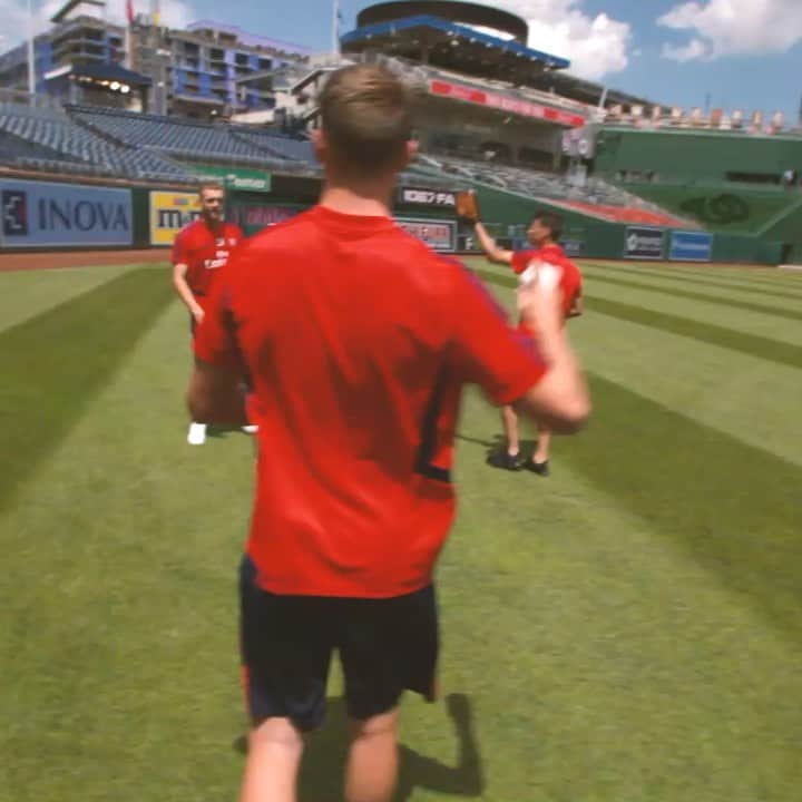 カラム・チャンバースのインスタグラム：「Fun day out with the @nationals ⚾️ Thanks for having us and yes, I will improve my batting for next time.... #arsenalinusa」