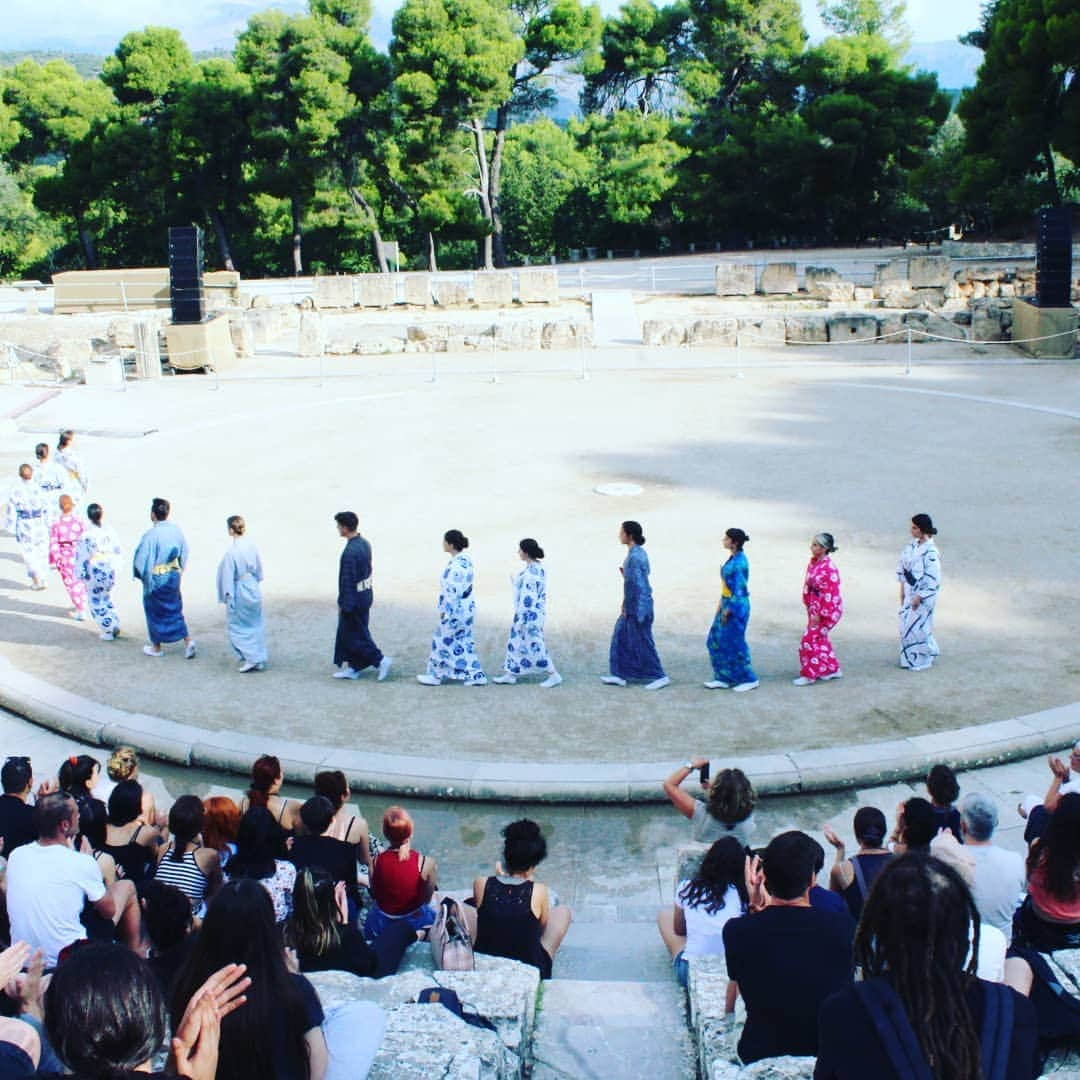 梅川壱ノ介（舞踊家）さんのインスタグラム写真 - (梅川壱ノ介（舞踊家）Instagram)「【最終プレゼン】  そして、２週間、毎日５時間のワークショップの成果を発表する当日がやってきました。前日、僕はあまり寝れませんでした。２週間、愛情たっぷりに育てた、我が子のような生徒たち。最後の円陣が全てを物語っているようでした。  みんなは顔がキラキラしていました。彼らは輝いていました。  彼らがすり足で登場したとき、涙が止まりませんでした。本当に美しく、素晴らしかったです。  心からおめでとう。心からありがとう。  #梅川壱ノ介  #日本舞踊 #ワークショップ #アテネ #アテネエピダウロスフェスティバル #ギリシャ #古代劇場 #epidauruslyceum  #athensepidaurusfestival  #greece  #classicaljapanesedance」7月25日 23時13分 - umekawaichinosuke