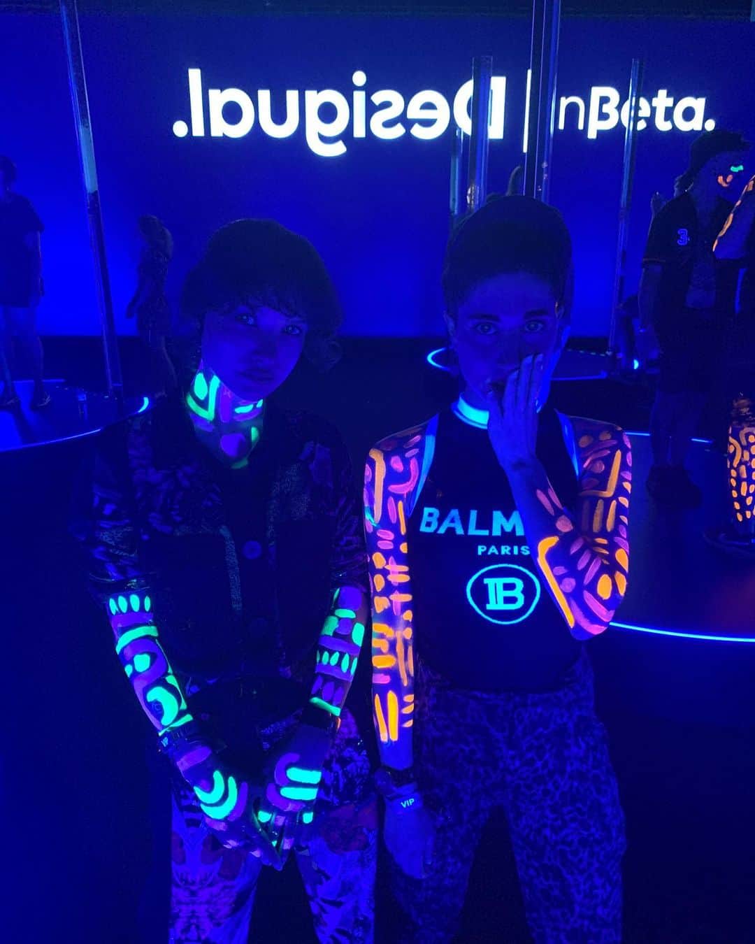 ミーシャ・ジャネットのインスタグラム：「Under the Barcelona 🌞 and the #sonarfes 🌚 ... with @desigual #desigualinbeta had the best time traveling with @noma77777 🔥🔥🔥 looks sweet but girl’s got a wild streak 😂😈😈😈😈」