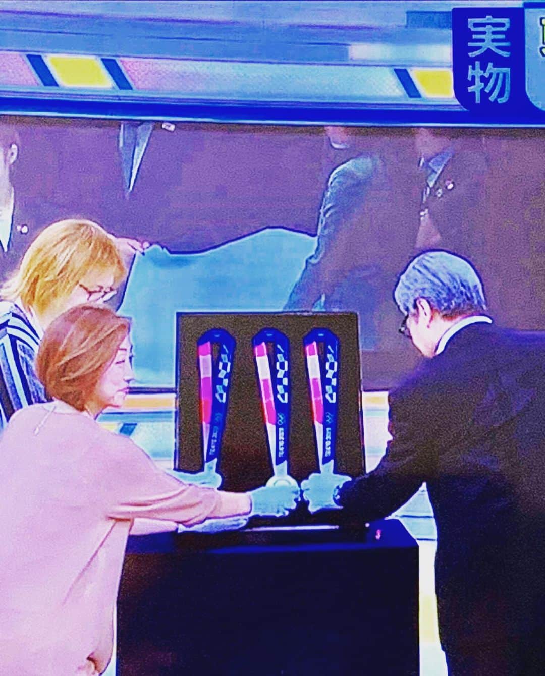 田中ウルヴェ京さんのインスタグラム写真 - (田中ウルヴェ京Instagram)「テレ朝ワイドスクランブルでした。 東京2020五輪メダルのお披露目で。 手袋をして実際にメダルを触らせていただきました。 ソウル五輪メダルと比べるととても大きく重かったです。 あれだけ重いと表彰式後の記者会見で「うれしい肩こり」ができると思います。😊 at the TV morning news show, we talked about 2020 Tokyo Olympics medals. Comparing to my medal received at Seoul Olympics, the Tokyo 2020 medals are much bigger and heavier.」7月25日 23時24分 - miyako.tanaka.oulevey