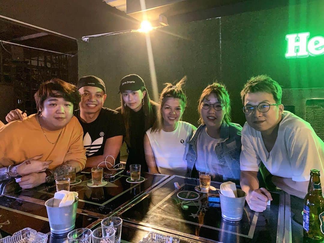 Abby Chenのインスタグラム：「我是真心感動感謝  我馬來西亞第一班的學生們跟我到現在 老屁股學生們 還有好幾個也來了不在照片裡 但我一樣好感謝感動！ 已經第四班了 每一次我來馬來西亞他們都會在 來看我來挺我 還有他們滿滿真心和愛  讓我非常溫暖！！😭❤️🙏 我真很幸福有這樣運氣緣份能擁有這樣一群很棒的學生 也像是我的朋友  未來我們都要一起更加成長過上大家都幸福的生活！ 愛你們滿滿❤️💗❤️💗🙇‍♀️🙇‍♀️🙇‍♀️😭😭🙏🙏🙏」