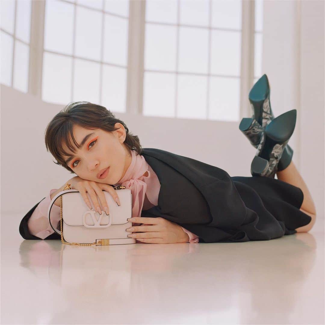 Valentinoさんのインスタグラム写真 - (ValentinoInstagram)「“It’s even nice as a pillow. I know it’s not the principle function, but customers should know it’s super soft.” Claire (@rowanblanchard), tests the comfortability of the white Valentino Garavani #VSLING bag while auditioning with @janetmock and @lukegilford in New York.」7月25日 23時25分 - maisonvalentino