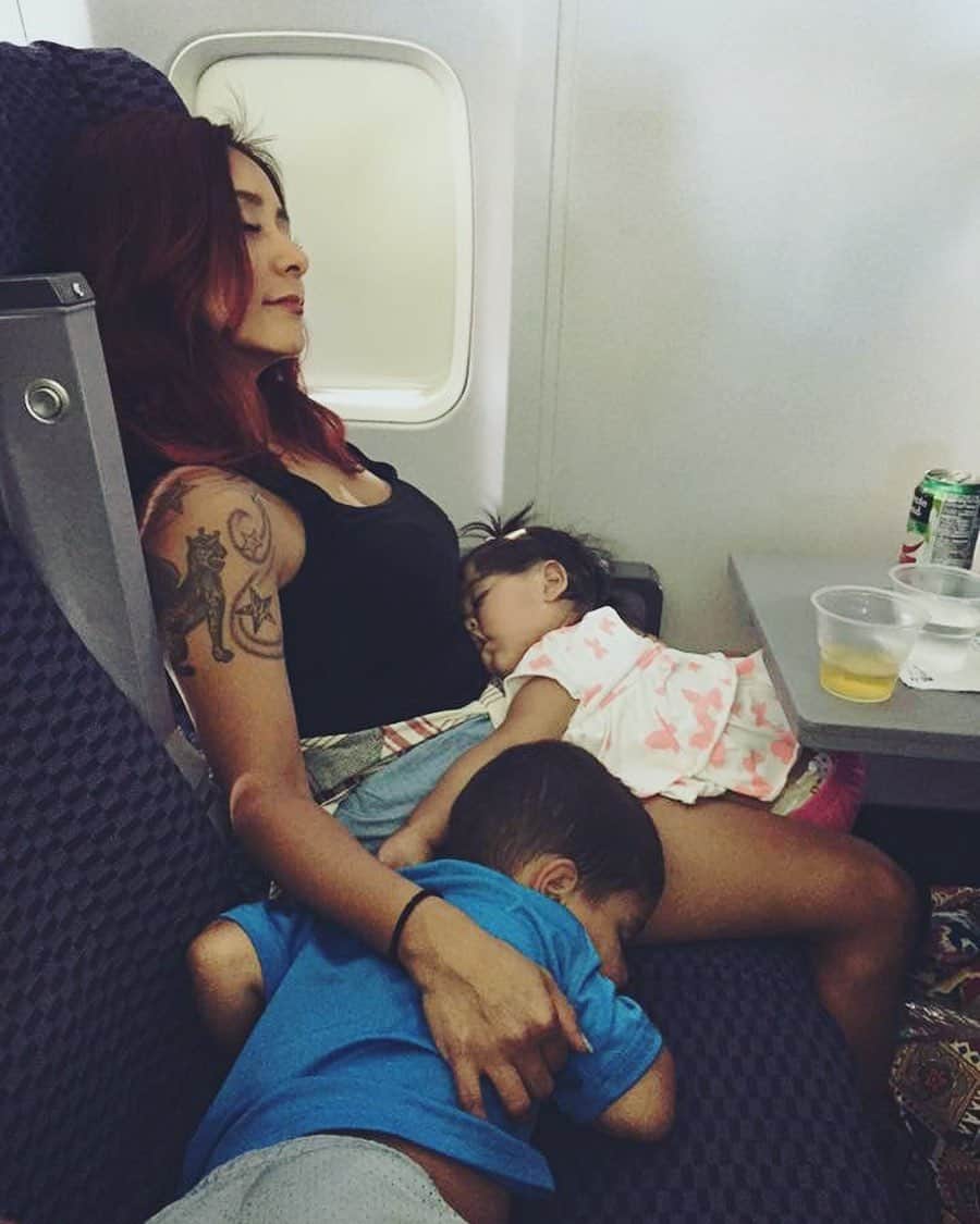 ニコール・ ポリッツィのインスタグラム：「##TBT to mom life 🙏🏽🔥」