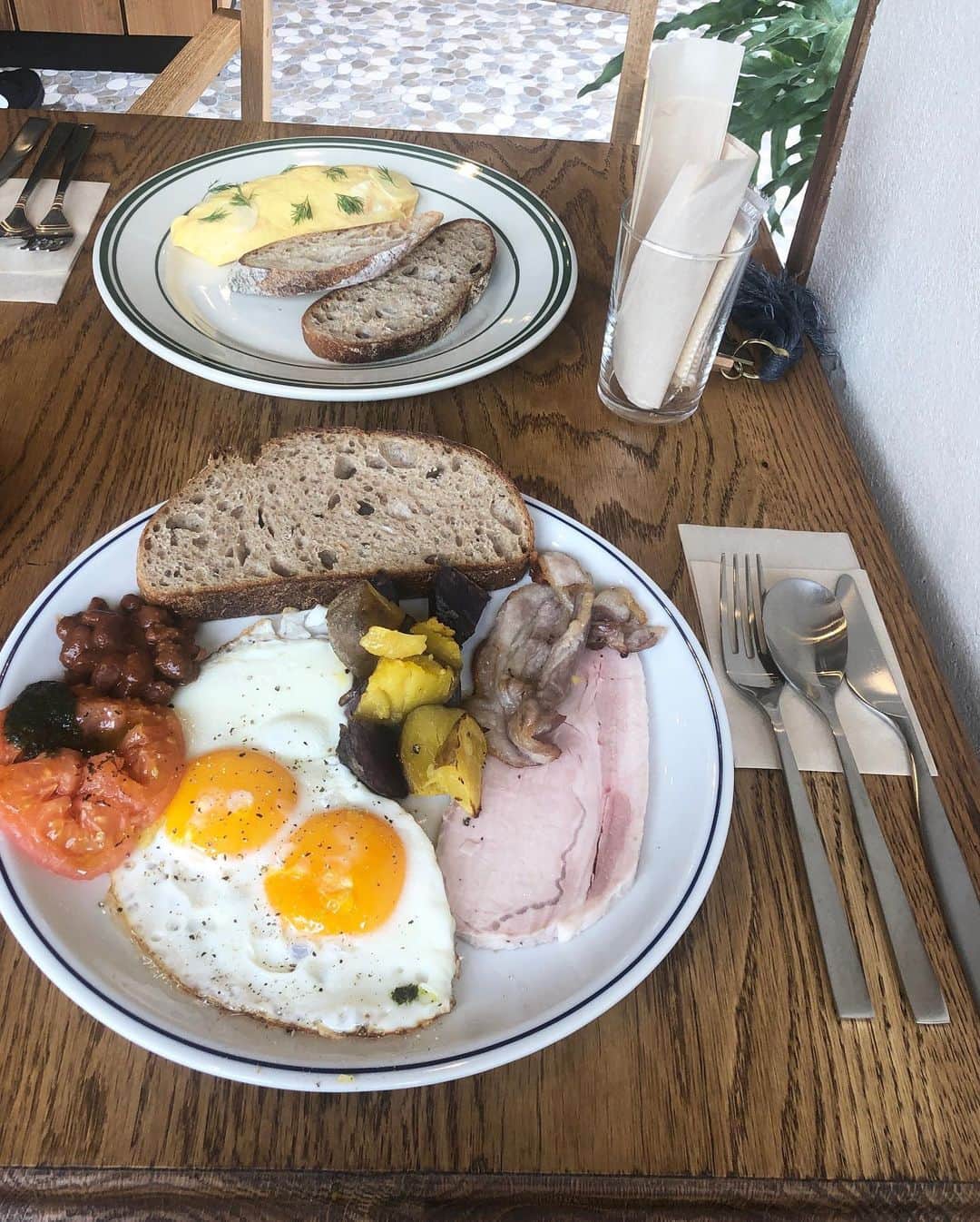 graf studioさんのインスタグラム写真 - (graf studioInstagram)「"いい一日の始まりは、おいしい朝食から" 旅の始まりを気持ちよくスタートするお手伝いに、 grafのオリジナルカトラリーSUNAOも参加させていただいています。  2019年7月28日にグランドオープンを迎える 天満橋のHotel Noum Osakaの朝食。  スタッフさんからの元気なオハヨウと、 川沿いの心地よい風、 太陽の光をたっぷりと浴びながら楽しむ 【あさごはん】は選ぶ時間も存分に楽しめる ワクワクするメニューばかりです。  ホテルの中には造り手の遊び心やこだわり、 そして旅人へ向けられた優しさがたっぷりと詰まっています。 grafへ遊びに来るみなさまへ、オススメの場所がまた1つ誕生です。  今後も、SUNAOのある美味しいシーンを共有していこうと思います。  #HotelNoumOsaka #breakfast #SUNAO #SUNAO_graf #天満橋 #nakanoshima #朝食 #朝ごはん #カトラリー #graf_gift #中之島 #大阪 #grafstudioshop #japantrip #backpacking #今日のSUNAO #japanhotel」7月25日 23時33分 - graf.studio