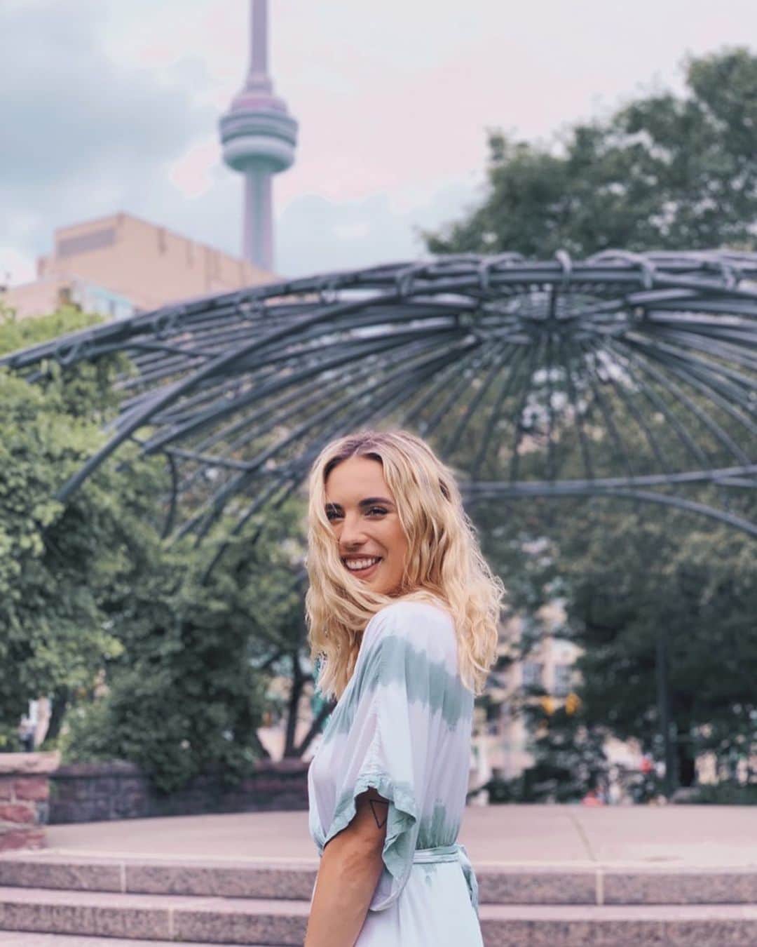 Kalyn Nicholsonのインスタグラム：「we’re one day away from Friday, one week away from August, one page away from the next chapter and one step away from our next move. Life, as we know it, is linear so there’s no coming back to the moment you’re in right now. Let your next breath be twice as long, your next route be the scenic one, your next encounter be laced with kindness. Keep your eyes bright and wild to the dashing details of your life - it isn’t trying to pass you by, it’s trying to give you the dance of a lifetime. 🖤 Or in other words happy Thursday!」