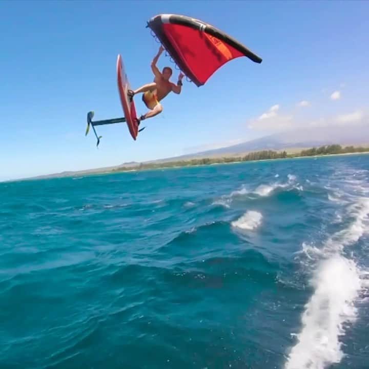 レッドブルのインスタグラム：「Just when you think you've seen it all when it comes to foiling, @robbynaishus1111 does this 👆 . @redbull_surfing #redbull #givesyouwings #surf #foiling #wingsurf」