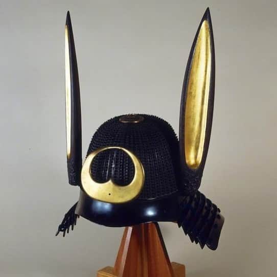 バーンストックスピアーズさんのインスタグラム写真 - (バーンストックスピアーズInstagram)「#hatoftheday 14th century Samurai helmet with bunny ears #notbernstockspeirs  #kabuto #fierce #maximalist found at @messynessychic」7月25日 23時30分 - bernstockspeirs